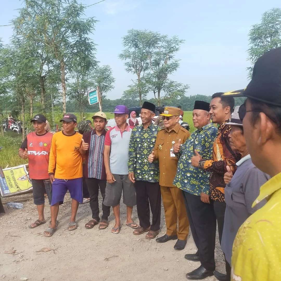 Bupati Pati Sudewo Meninjau Langsung Proyek Pembangunan Jalan Cor di Kecamatan Winong Pada Kamis (15/05/2025). (Foto: Instagram @diskominfopati)