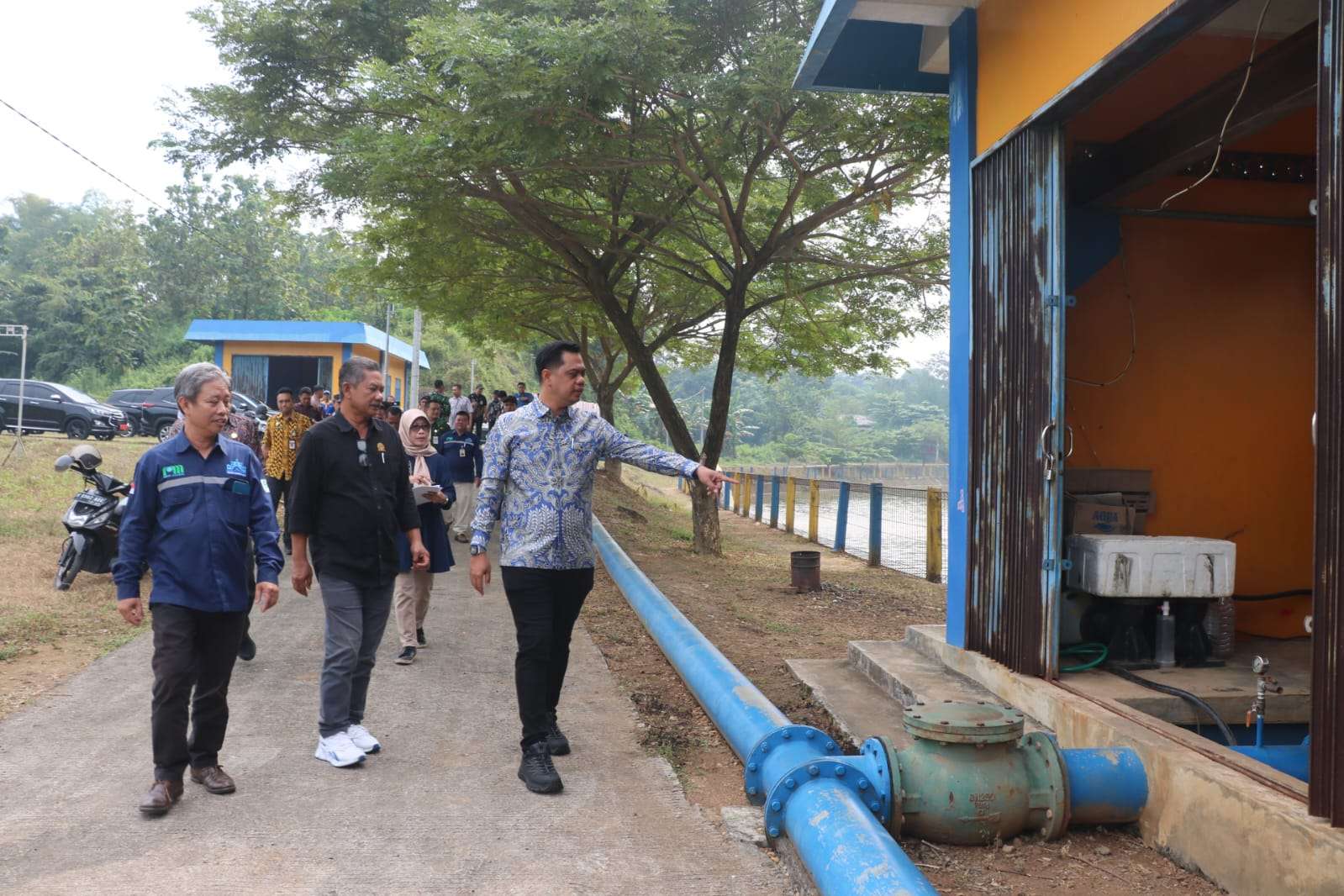 Bupati Jepara Witiarso Utomo saat meninjau Embung Bapangan Air Baku di Kecamatan Jepara pada Kamis (15/5/2025)