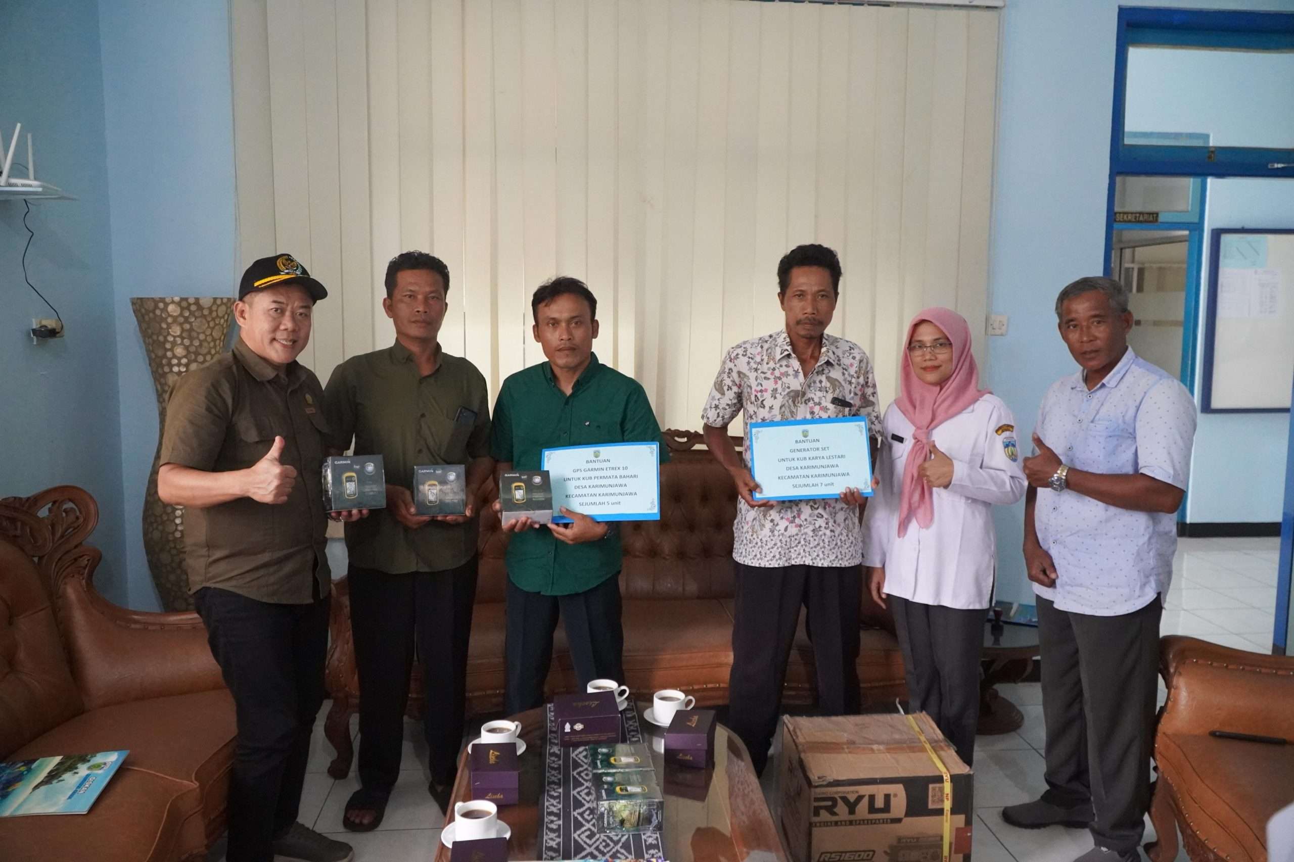 Penyerahan bantuan kepada nelayan kelompok KUB Permata Bahari di Dukuh Genting, Pulau Karimunjawa