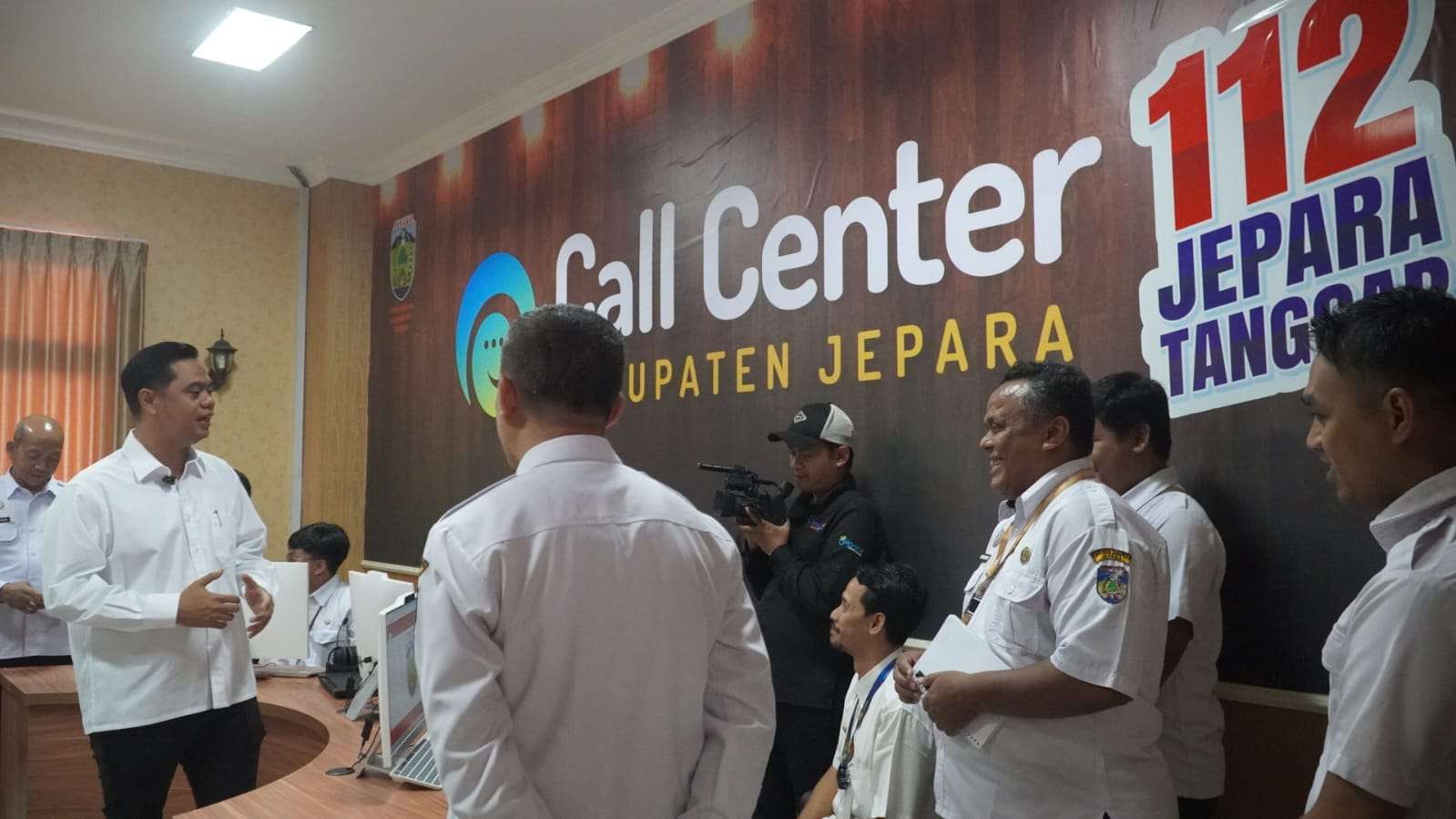 Bupati Jepara, Witiarso Utomo saat melakukan inspeksi mendadak (sidak) terhadap layanan darurat Jepara Tanggap 112 di ruang Call & Command Center Jepara, lantai 3 kantor OPD bersama, Rabu (21/05/2025).