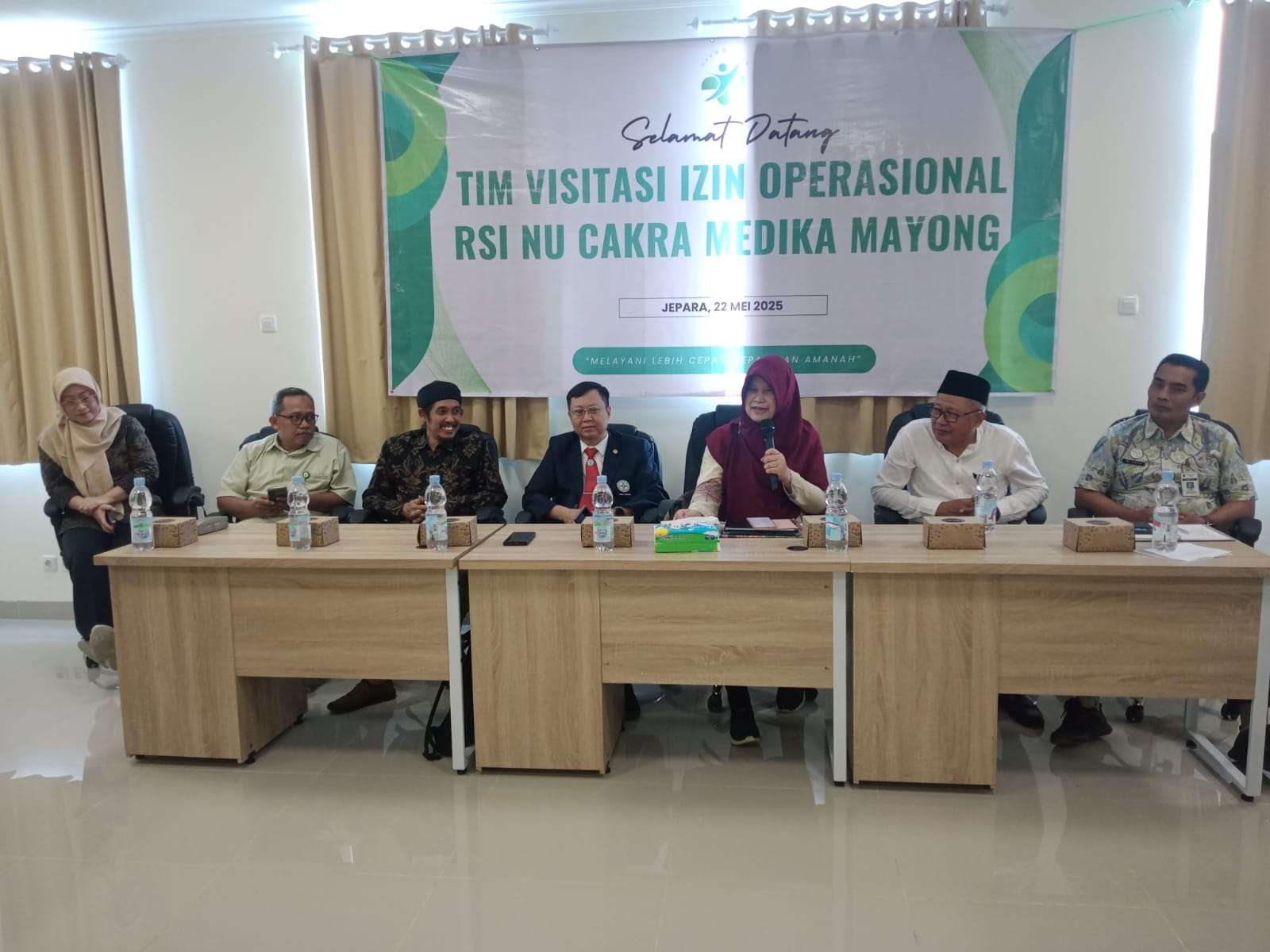 Tim Visitasi Kesesuaian Izin Berusaha atau Izin Operasional rumah sakit mengunjungi Rumah Sakit Islam (RSI) NU Cakra Medika pada Kamis, 22 Mei 2025