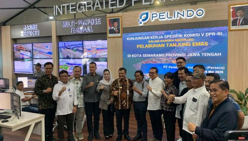 tinjauan rombongan Komisi V DPR RI, Gubernur Jateng dan sejumlah kepala daerah termasuk Bupati Jepara Witiarso Utomo ke Pelabuhan Tanjung Emas Semarang pada Jumat (23/5)