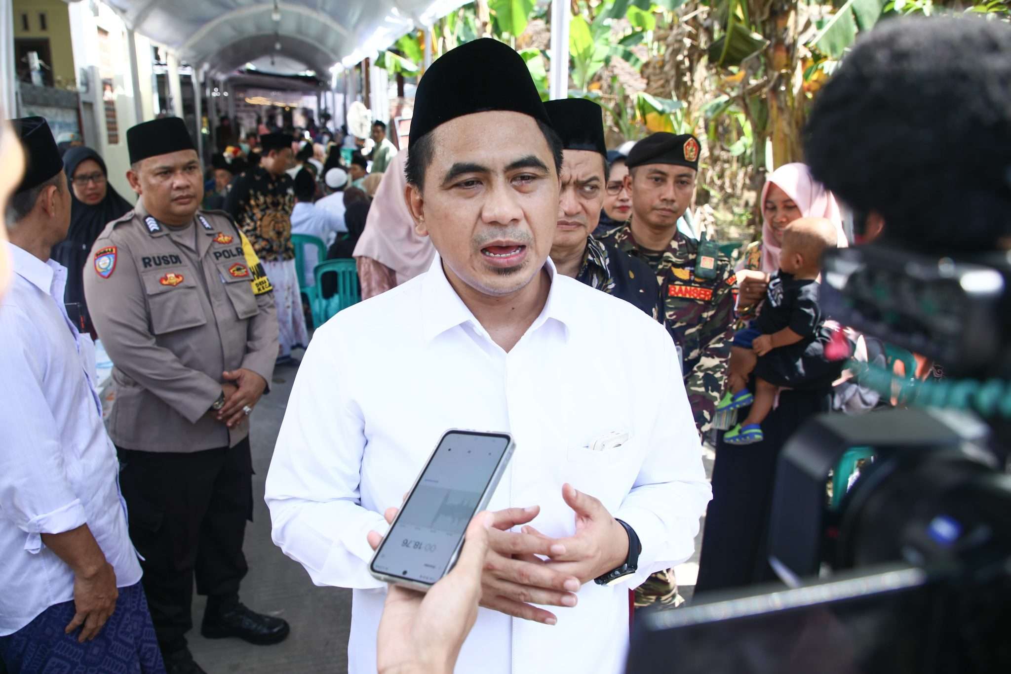 Wakil Gubernur Jawa Tengah, Taj Yasin saat dimintai keterangan seusai memberikan sambutan Khotmil Quran, di Pondok Pesantren Husnul Khotimah, Kecamatan Mranggen, Kabupaten Demak, Minggu (25/5/2025).