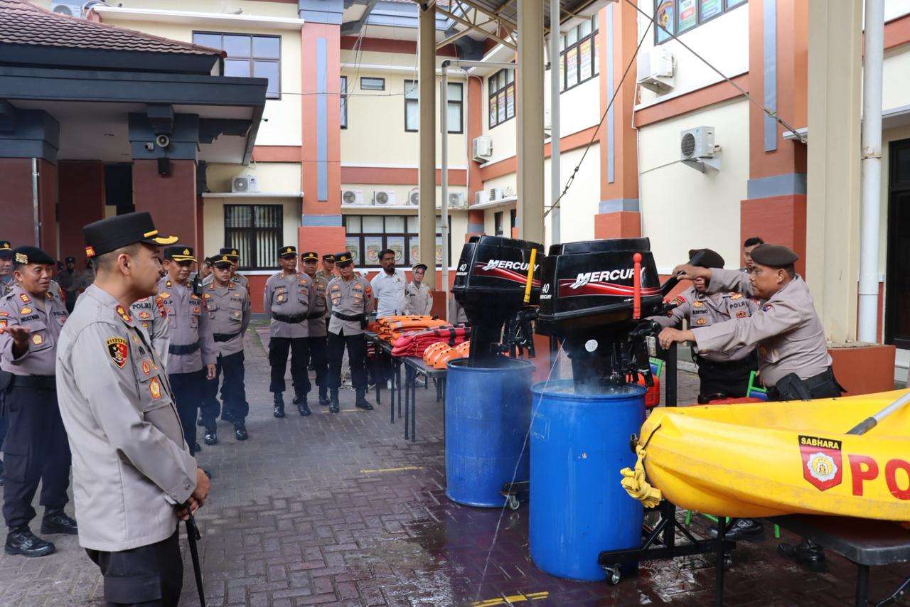 Polres Kudus melakukan peninjauan sejumlah peralatan penanggulanhan bencana usai gelar Apel Kesiapsiagaan Penanggulangan Bencana Tahun 2025 pada Selasa (27/5/2025)