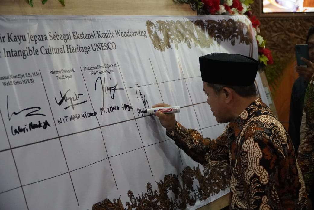 Ketua DPRD Jepara Agus Sutisna melakukan penandatanganan dukungan seni ukir Jepara agar diakui UNESCO sebagai warisan budaya tak benda di Pendopo Kartini, Selasa (27/5)