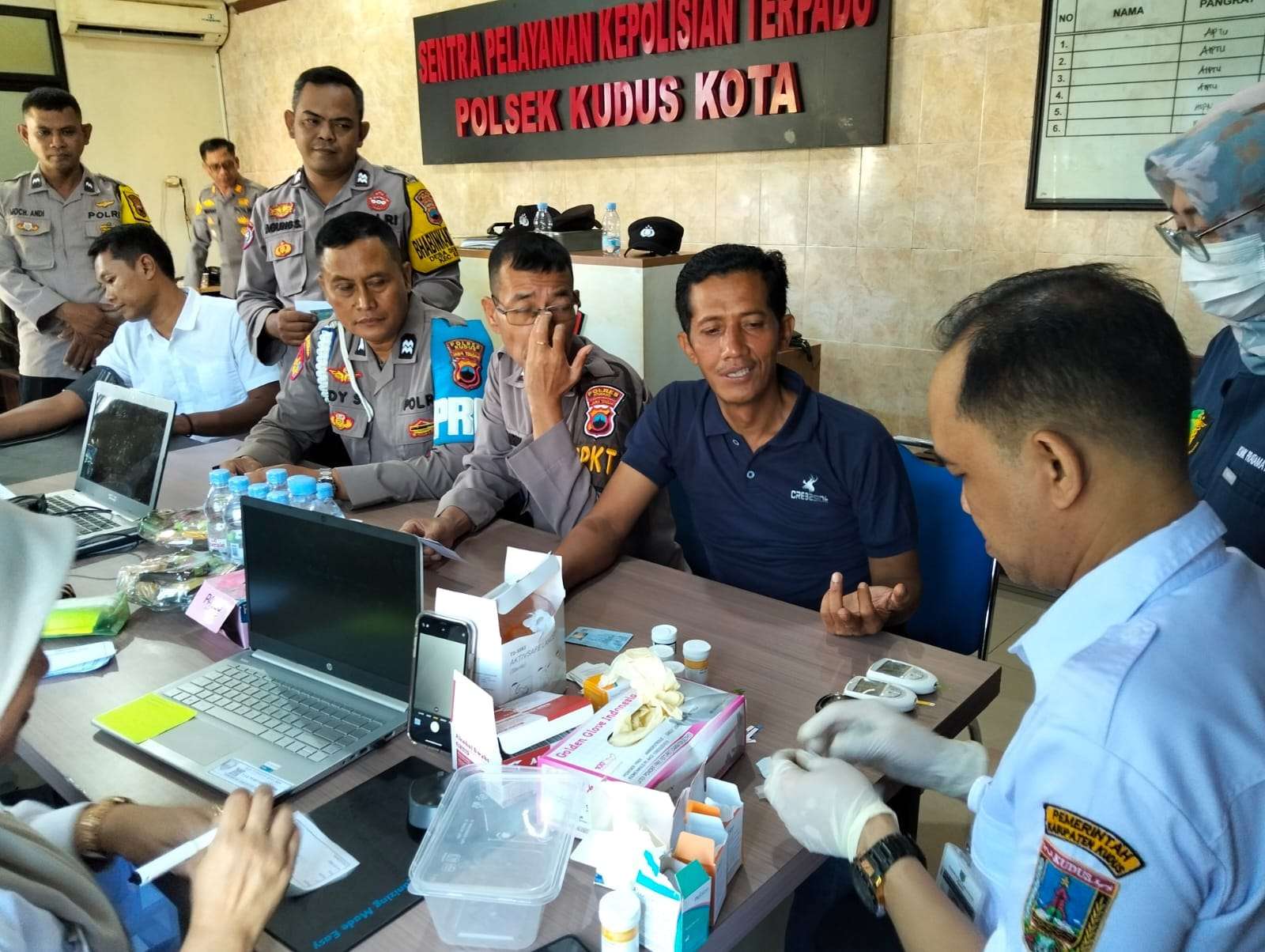 Pemeriksaan kesehatan bagi personel Polsek Kudus Kota di Ruang Penjagaan Mapolsek Kudus Kota pada Rabu, 28 Mei 2024