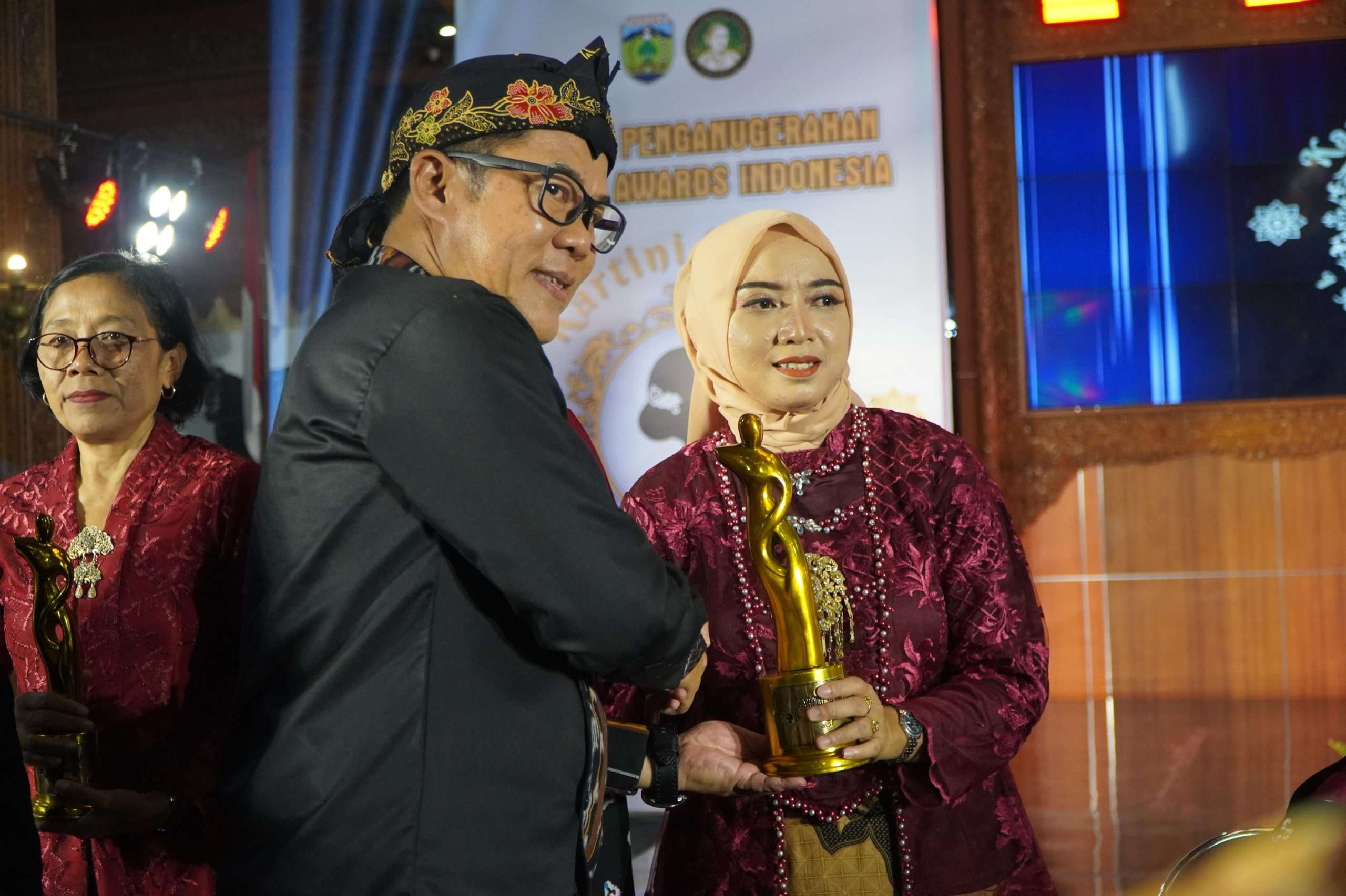 Penyerahan penghargaan Kartini Award 2025 kepada Ketua Bapemperda DPRD Kabupaten Jepara sebagai Perempuan Inspiratif dalam Bidang Politik dalam seremoni di Pendopo Kartini, Jepara, Rabu malam (28/5).
