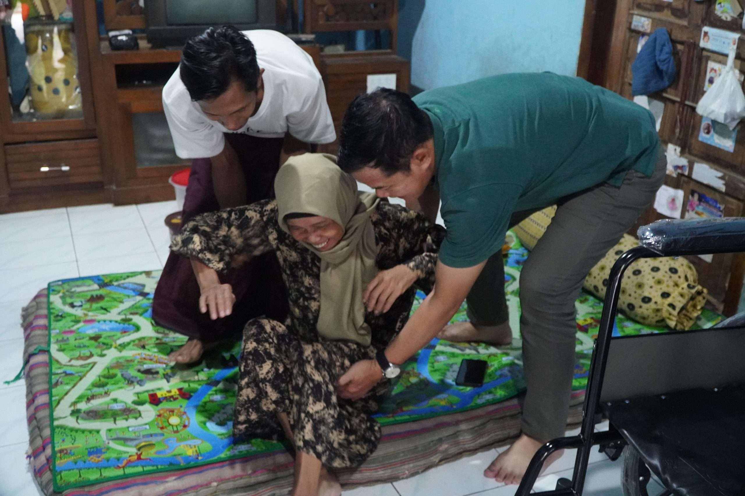 Ketua DPRD Jepara, Agus Sutisna pada Sabtu (31/5/25) mengunjungi rumah Ibu Koniah (60) warga Desa Mangunan, Kecamatan Tahunan, Kabupaten Jepara yang menderita kelumpuhan untuk memberikan bantuan kursi roda