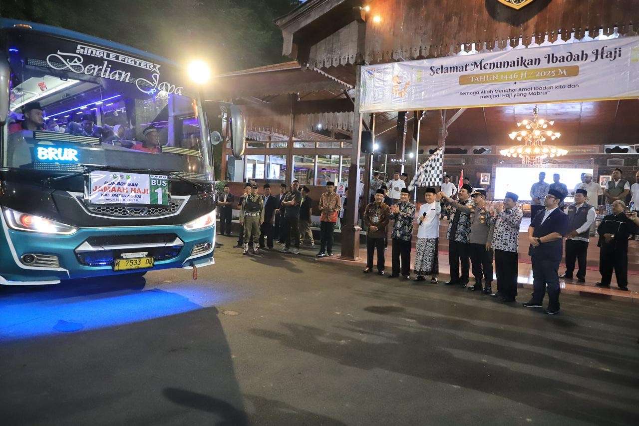 Pelepasan calon jemaah haji kloter 46 oleh Bupati Kudus Sam'ani Intakoris di Pendapa Kabupaten Kudus, Selasa (13/5/2025)