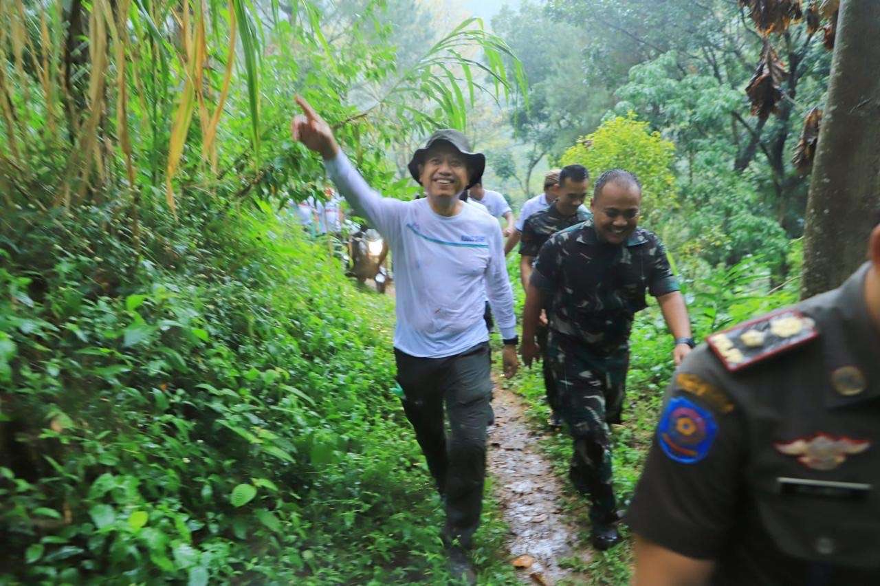 Bupati Kudus Sam'ani Intakoris beserta jajaran melakukan jalan kaki melewati medan ekstrem san terjal di Ternadi, Soco hingga Rahtawu sejauh kurang lebih 11 km pada Jumat (16/5/2025)