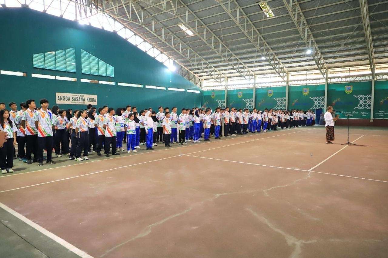 Pelepasan para atlet POPDA Jateng oleh Bupati Kudus Sam'ani Intakoris bersama wakilnya Bellinda Birton di Lapangan Tennis Indoor Angga Sasana Krida, Kamis (22/5/2025)