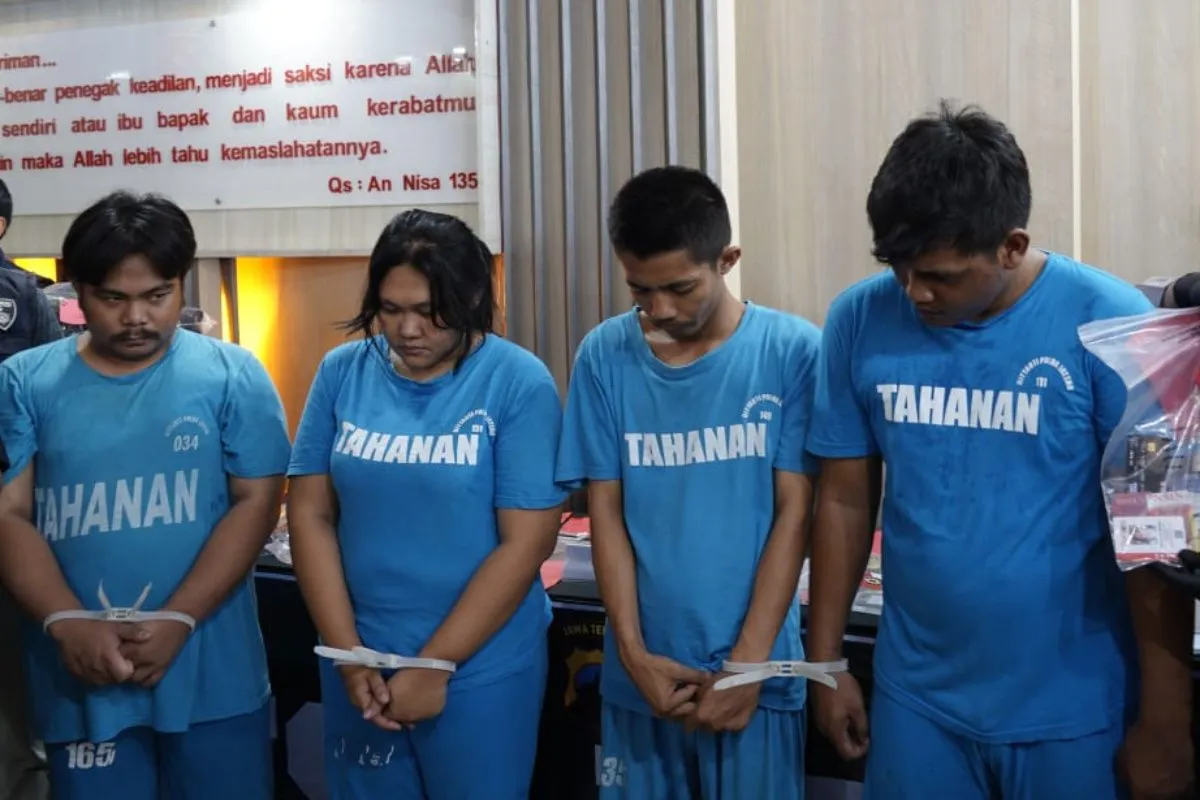Empat pelaku pemerasan dengan modus mengaku sebagai wartawan dihadirkan saat pers rilis di Mapolda Jateng di Semarang, Jumat (16/5/2025). (Foto: ANTARA)