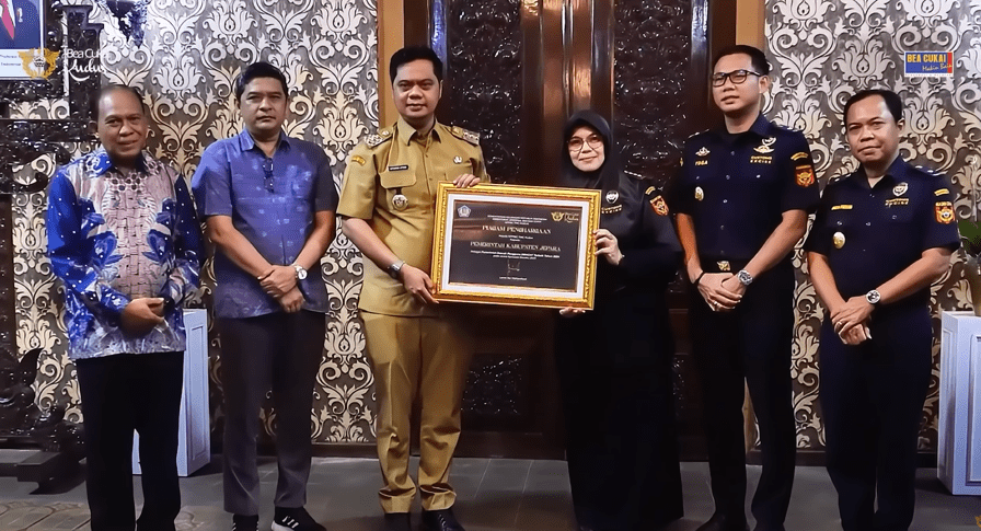 Bea Cukai Kudus menyerahkan penghargaan kepada Kabupaten Jepara sebagai Pemerintah Daerah Pengelola DBHCHT Terbaik Tahun 2025