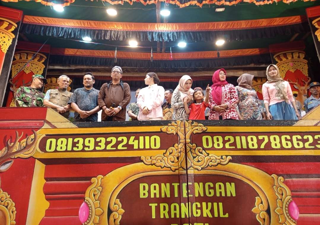 Pangging ketoprak dalam malam puncak tradisi sedekah bumi di Desa Sidorekso, Kecamatan Kaliwungu, Kabupaten Kudus, pada Jumat malam (10/5)