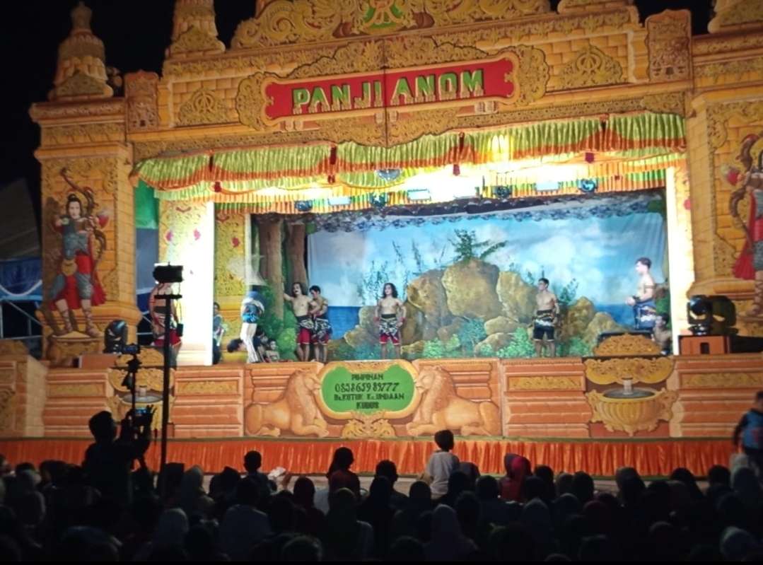 Ketoprak Panji Anom dalam tradisi sedekah bumi Desa Sambung, Kecamatan Undaan, Kabupaten Kudus pada rabu malam (28/5)