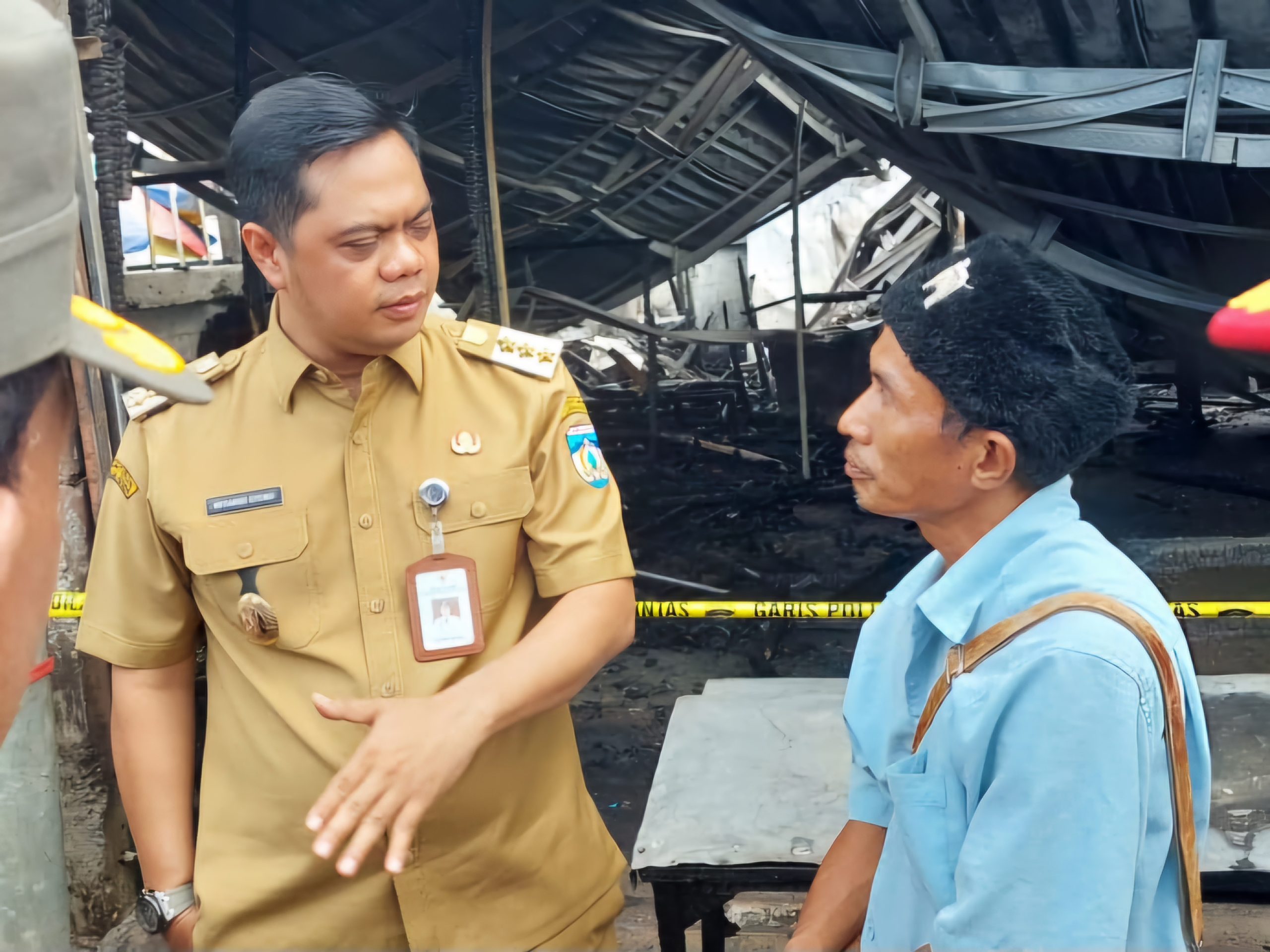 Bupati Jepara, Witiarso Utomo pada Selasa (06/05/2025) mengunjungi area parkiran dan warung kawasan PT Hwaseung Indonesia (HWI) di Desa Gemulung, Kecamatan Pecangaan, Kabupaten Jepara yang kebakaran pada Senin (05/05/2025)
