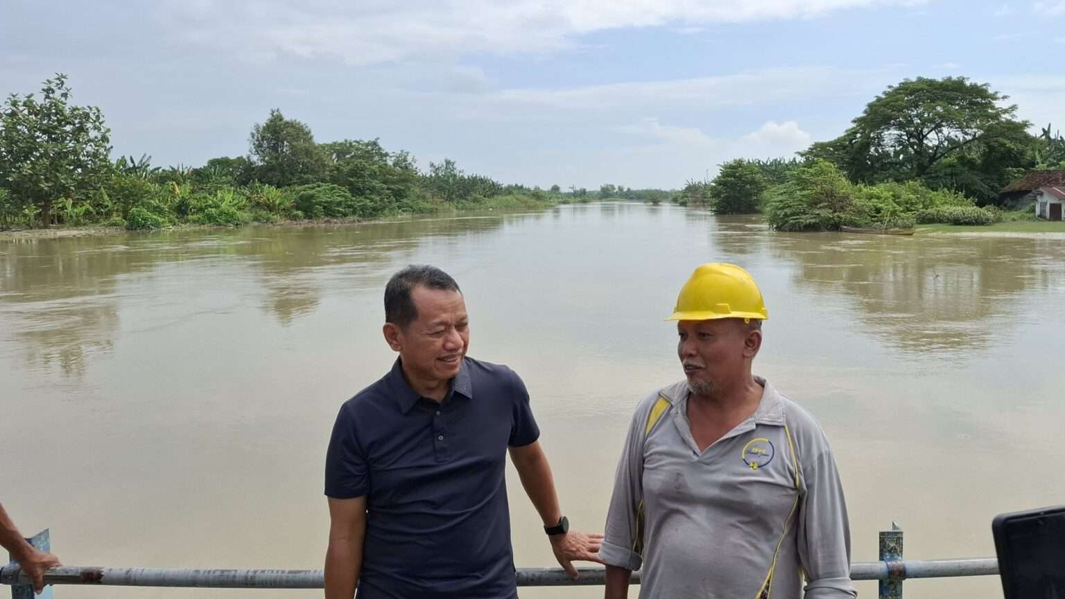 Bupati Kudus, Sam'ani Intakoris (kiri) saat berkoordinasi dengan OP Bendung Wilalung Sugeng Hartanto pada Sabtu, 24 Mei 2025. (Foto: Zonanews.id)