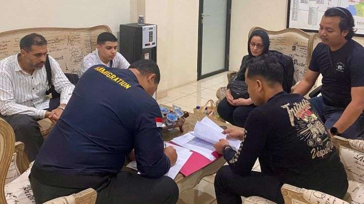 Polres Jepara menyerahkan 3 WNA Iran yang diduga melakukan pencurian ke Kantor Imigrasi Kelas I Non TPI Pati. (Foto: Metrotvnews.com)