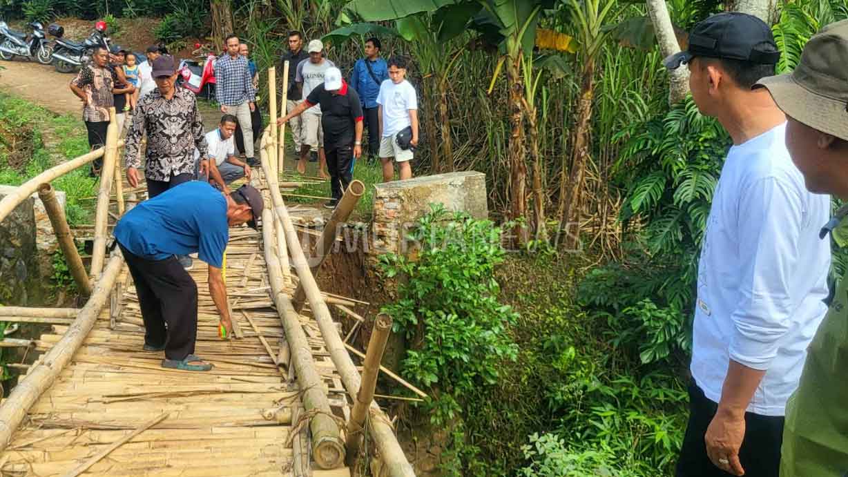 Bupati Kudus, Samani Intakoris meninjau langsung jembatan Kandangmas pada Sabtu (31/5/2025) (foto: MuriaNews)