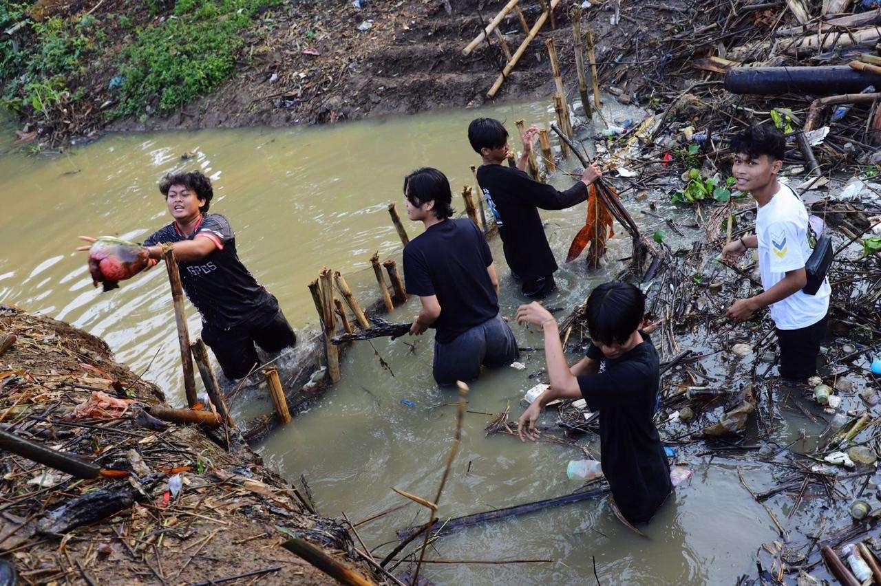 masyarakat sekitar Desa Ngembalrejo, Kecamatan Bae, Kabupaten Kudus turun bareng-bareng membersihkan  Sungai Nolo bersama Bupati Kudus Sam'ani Intakoris, Minggu (11/5/2025)