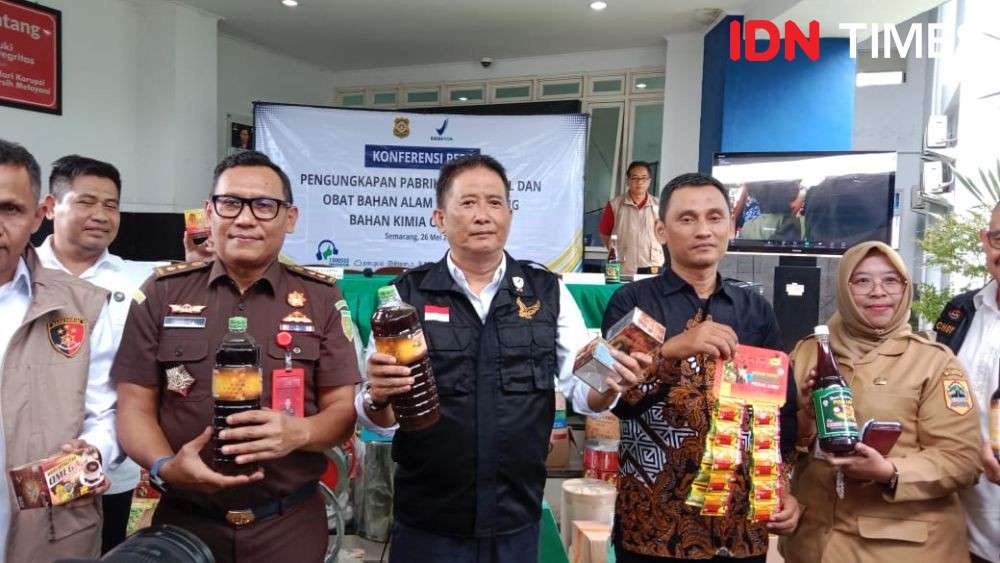 Deputi IV Cegah Tangkal BPOM, I Gusti Ngurah Bagus Kusuma Dewa beserta jajaran dalam gelar perkara produk obat herbal dan jamul ilegal di kantor BPOM Semarang, Jalan Sukun Raya, Senin (26/5/2025) menunjukkan sejumlah jamu ilegal yang diamankan dari Klaten dan Kudus (foto: IDN TIMES)