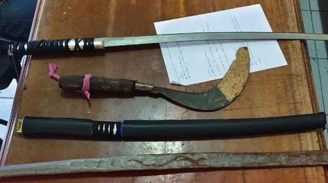 Sejumlah senjata tajam yang disita kepolisian Demak dari tangan N (15) yang kedapatan mengejar D (14) sambil menenteng samurai di Desa Katonsari, Kecamatan Demak Kota pada Minggu (11/5/2025) (foto: detikjateng)