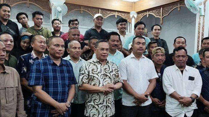 Bupati Pati Sudewo (tengah, berbatik) memberikan keterangan pers seusai beraudiensi dengan Paguyuban Pengusaha Sound System Kabupaten Pati di Kantor Bupati Pati, Senin (2/6/2025) malam (foto: TribunBanyumas)