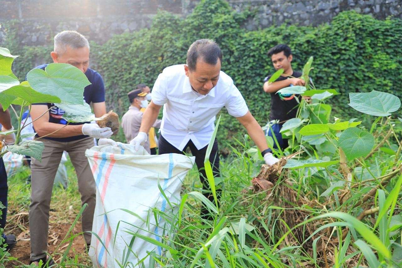 Bupati Kudus Sam'ani Intakoris saat aksi resik-resik Kali Tumpangkrasak pada Jumat (20/6/2025)