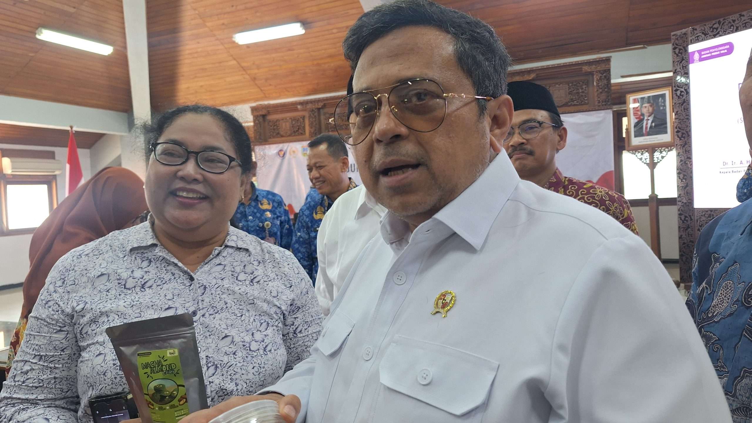 Kepala Badan Penyelenggara Jaminan Produk Halal, Haikal Hassan (kemeja putih) menanggapi permasalahan pengajuan sertifikasi halal Martha Ngatmiati (kemeja motif), usai Sosialisasi dan Pendaftaran Pengajuan Sertifikasi Halal SEHATI 2025 di Gedung Setda Kudus, Selasa (17/6/2025)