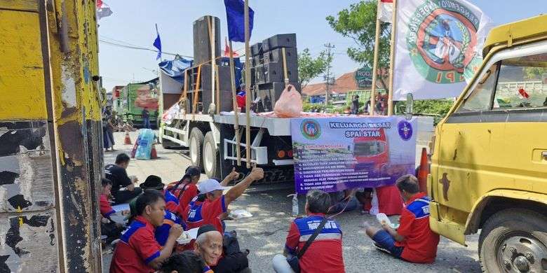 Suasana di tengah aksi demonstrasi ribuan sopir truk Over Dimension Over Loading (ODOL) di Kantor Dinas Perhubungan (Dishub) Jateng, Senin (23/6/2025) (foto: Kompas.com)