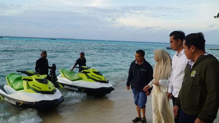 Bupati Jepara saat mengunjungi Pantai Tanjung Gelam di Karimunjawa pada Maret 2025 lalu (foto: dailyIndonesia.id)