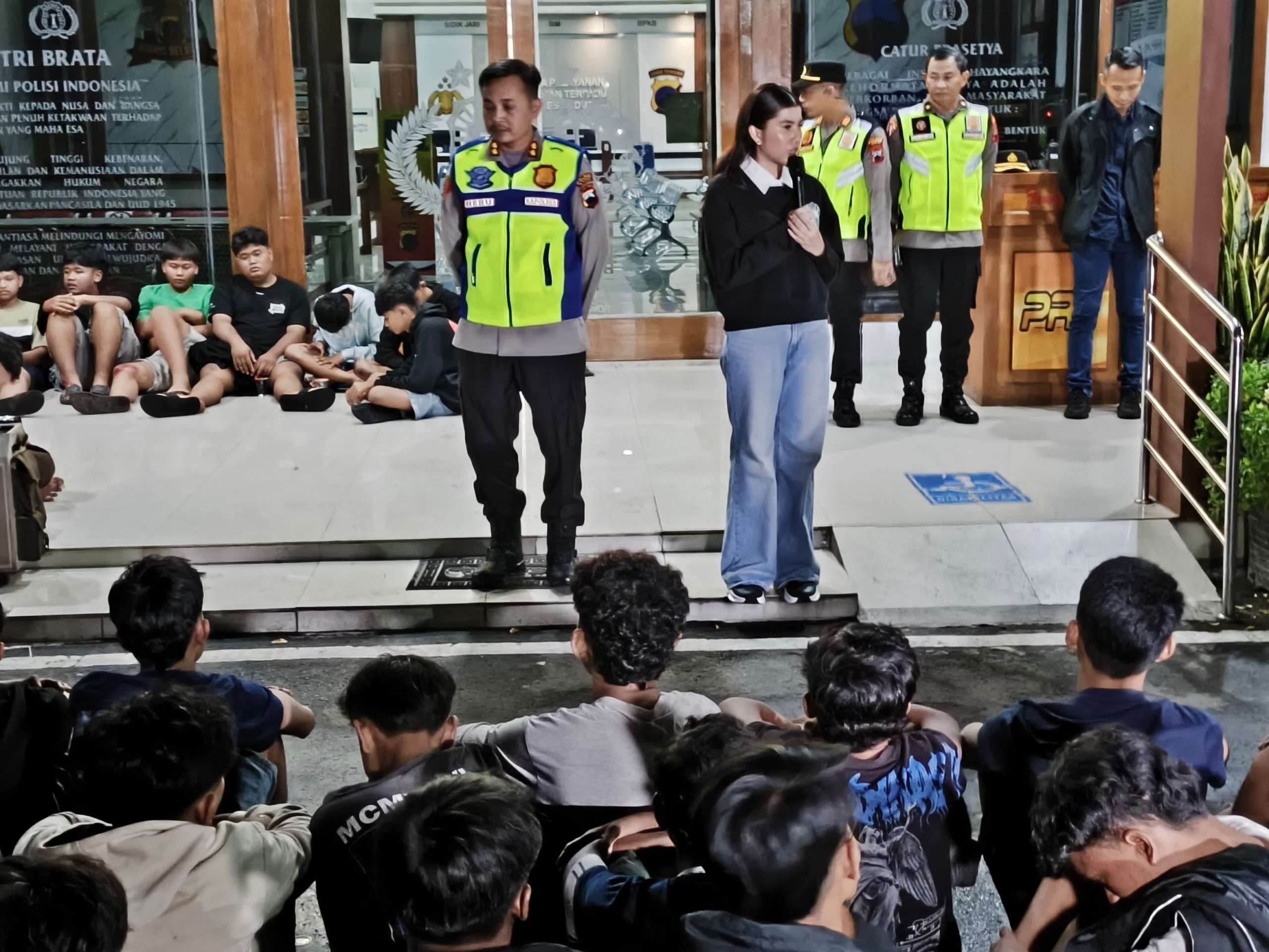 129 Motor dan 247 Remaja Pelaku Balap Liar Dirazia Polres Kudus 1 Wakil Bupati Kudus, Bellinda Birton memberi pengarahan kepada para remaja yang terlibat balap liar