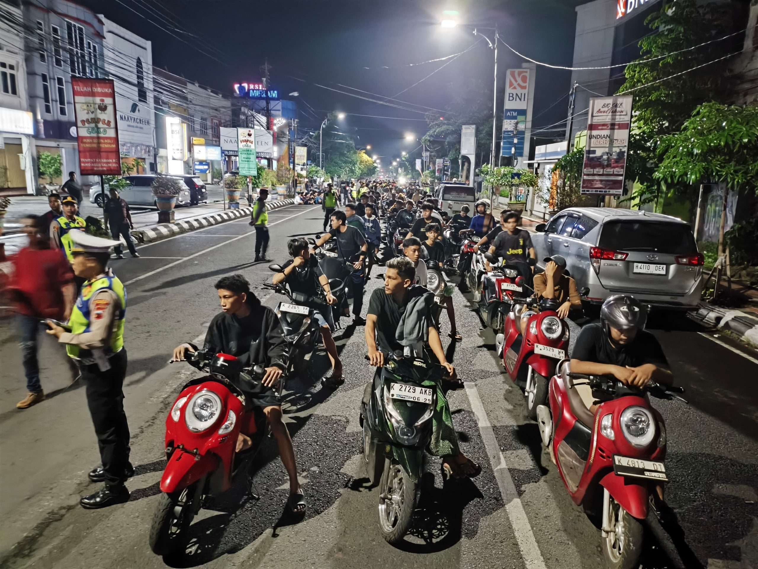 247 remaja dan 129 kendaraan yang diamankan Polres Kudus dari Operasi Cipta Kondisi razia balap liar di Jalan A Yani Kudus pada Minggu (1/6) dini hari tadi