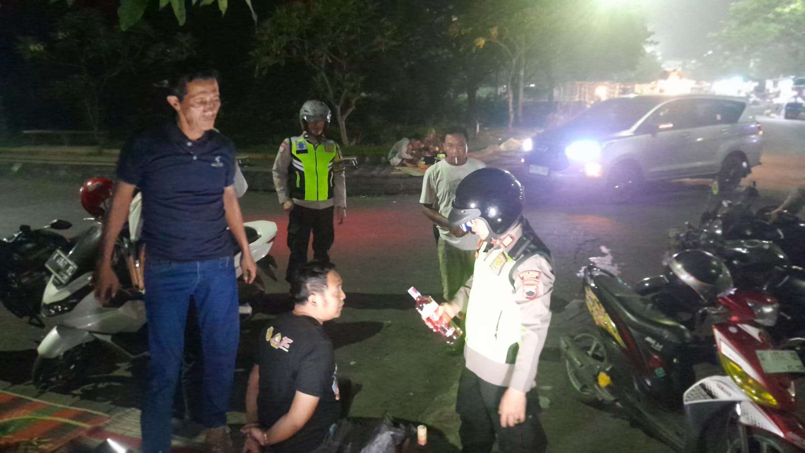 Jajaran Polsek Kudus Kota mengamankan seorang kurur miras di Kawasan Balai Jagong Kudus, Rabu malam (4/6/2025)