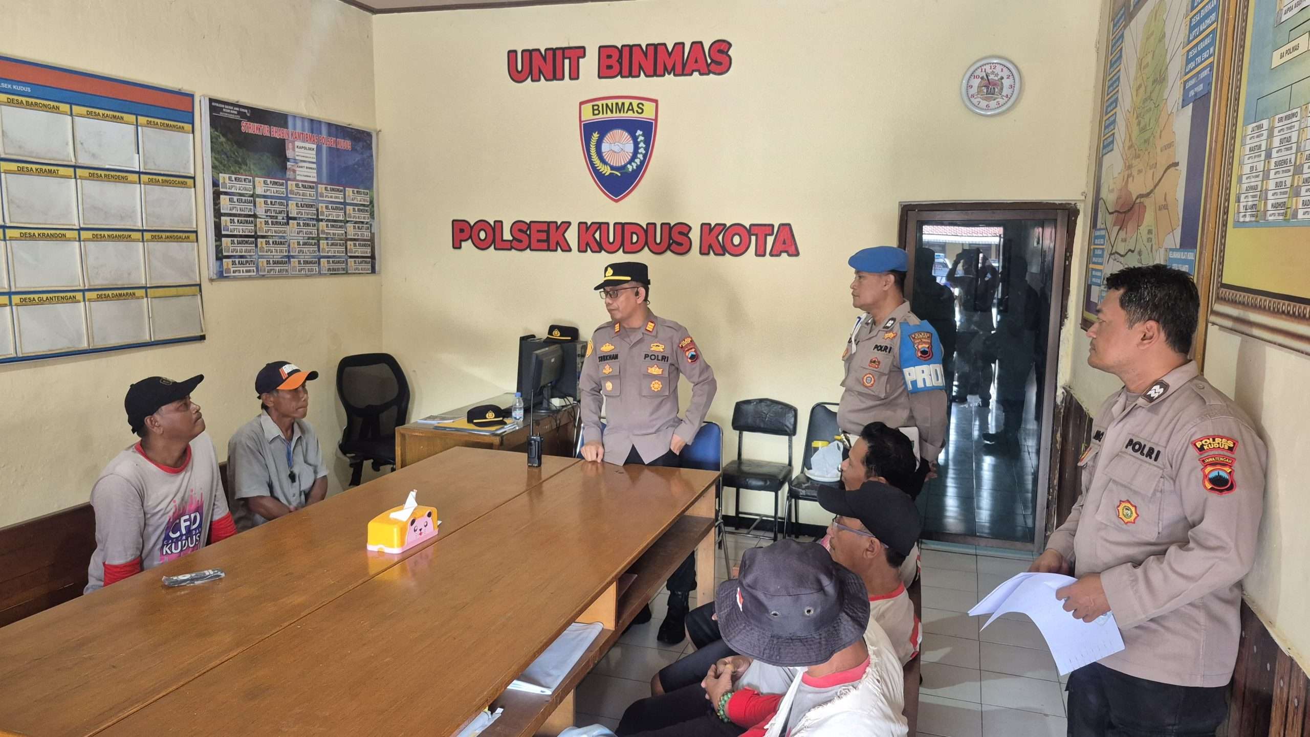 Sejumlah juru parkir liar yang diamankan Polsek Kudus Kota diamankan ke Mapolsek setempat, Minggu (8/6/2025)