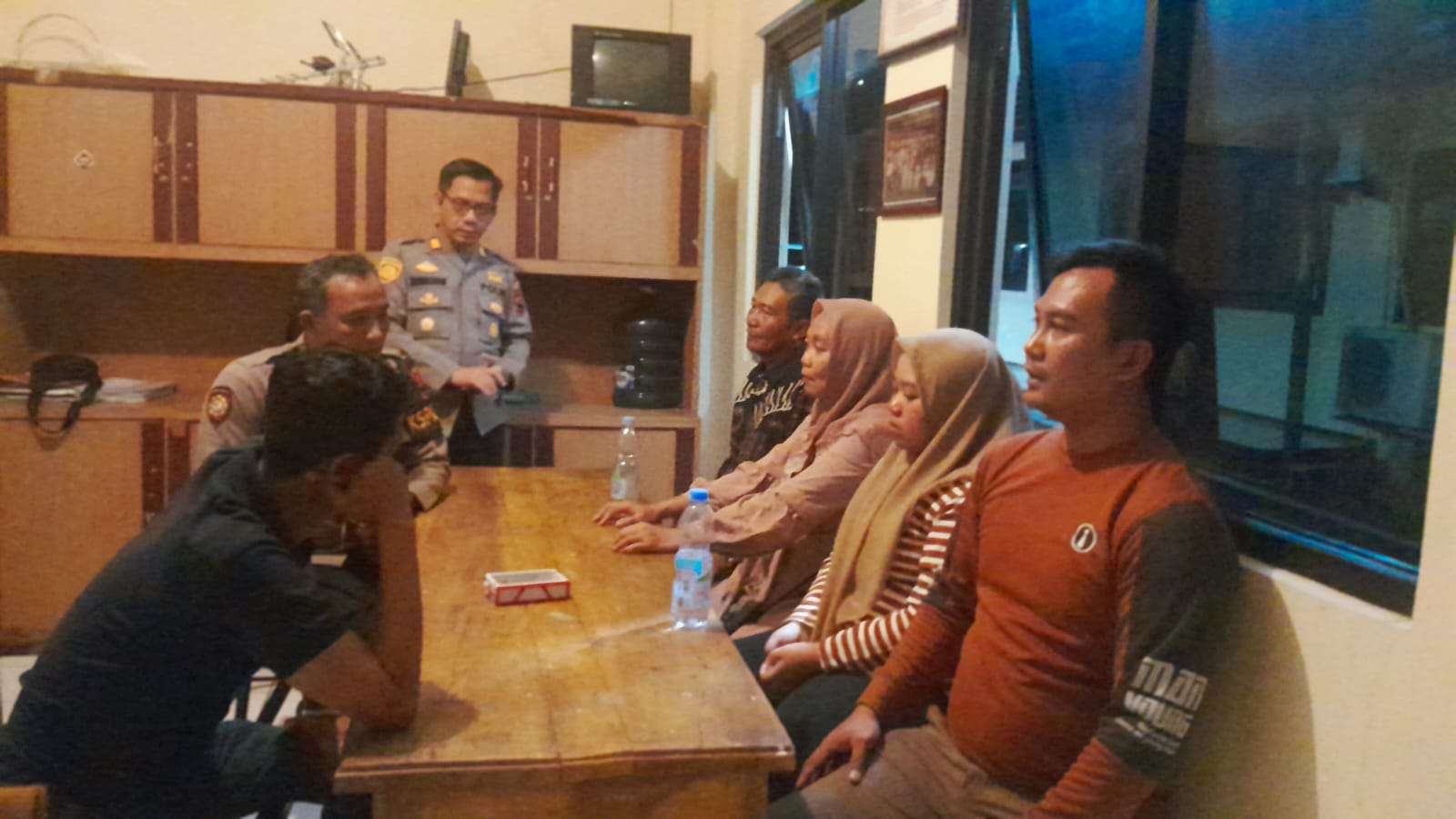 Mediasi yang dilakukan Polsek Kudus Kota terhadap dua pengendara motor yang sempat terlibat cek-cok pada Selasa (10/6/2025) di tepi Jalan Johar Kudus Kota