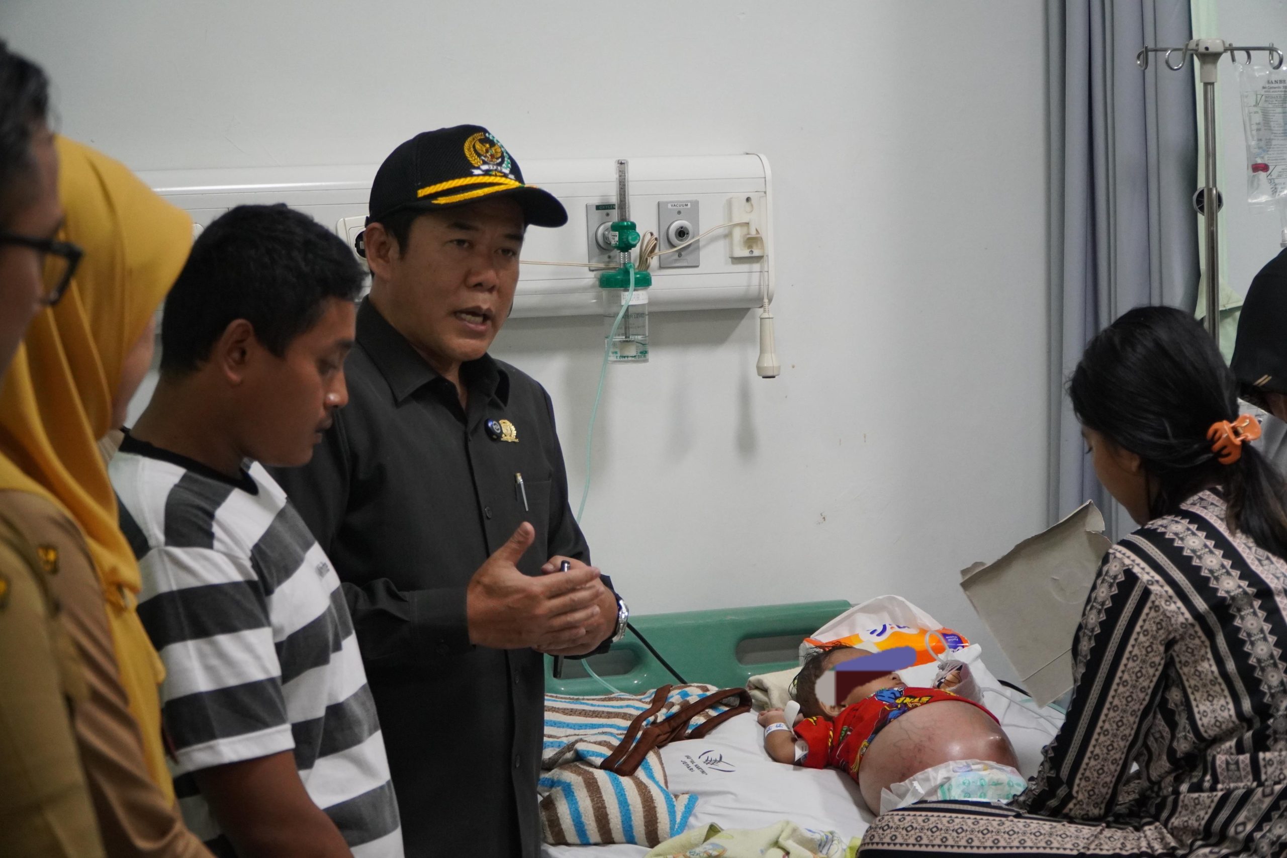 Ketua DPRD Jepara, Agus Sutisna mengunjungi M. Aufar Rayan (6), seorang bocah asal Desa Bantrung RT 14 RW 04, Kecamatan Batealit, Jepara, yang tengah berjuang melawan penyakit kanker ganas, Senin (16/6/2025).