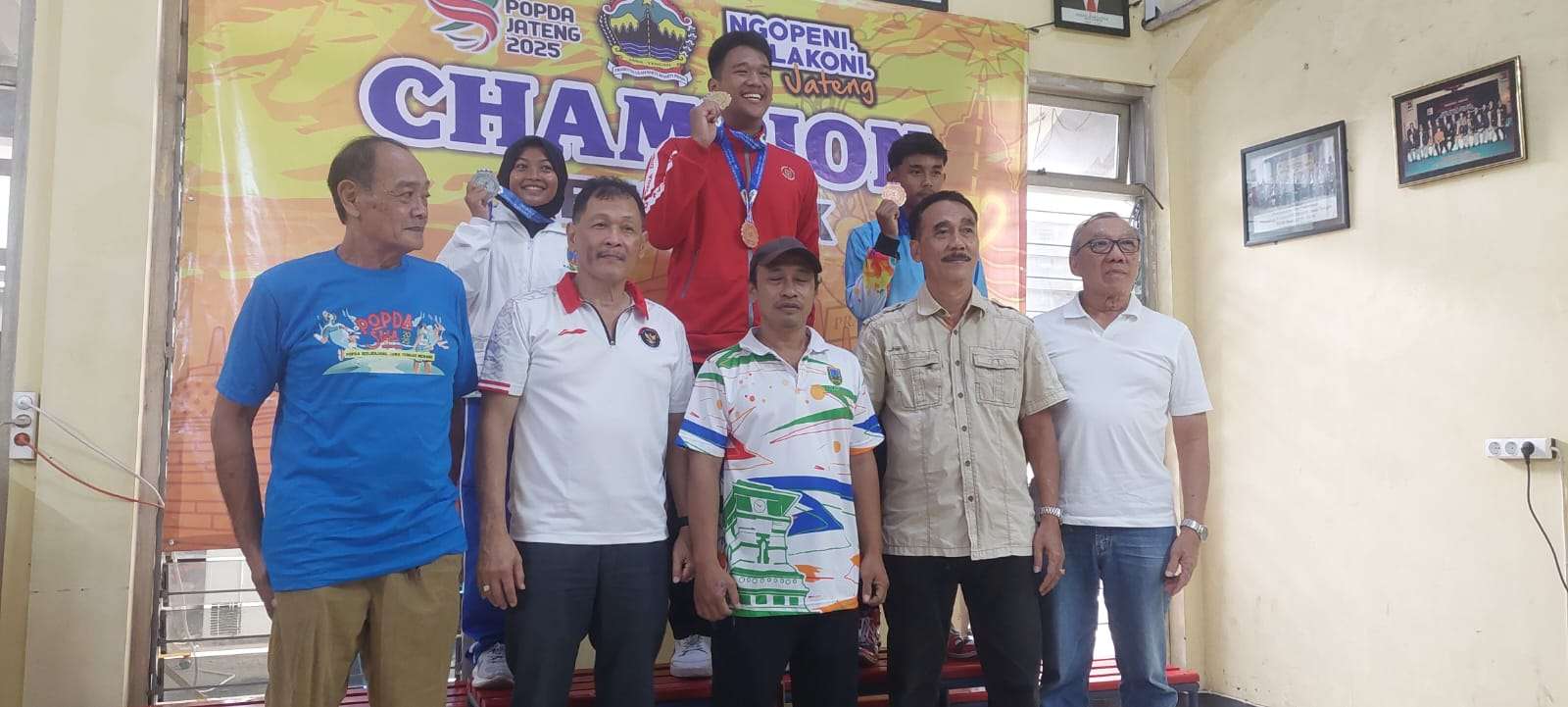 Foto bersama para atlet menembak yang menjadi juara dalam POPDA Jateng 2025 (foto: istimewa)