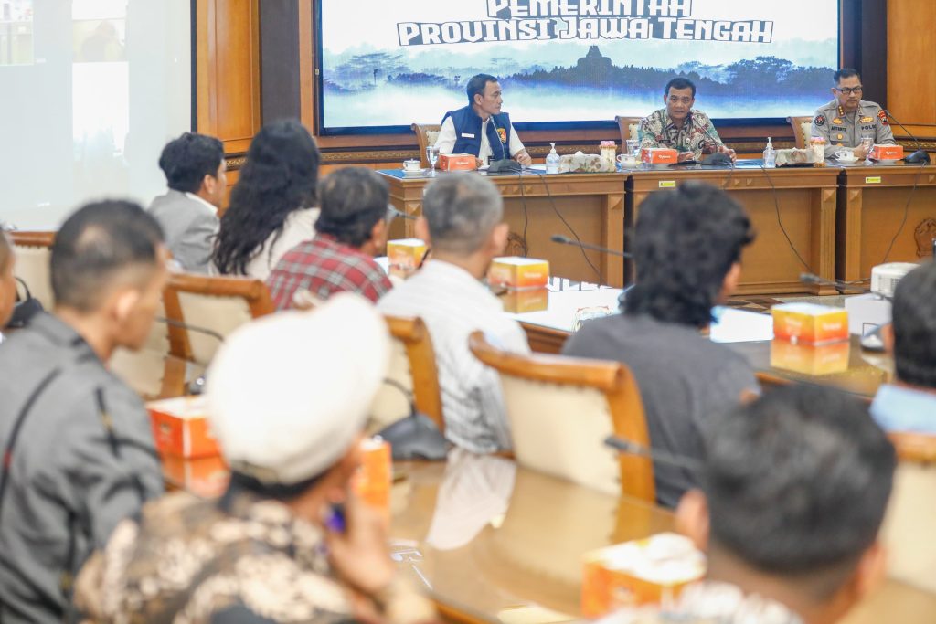 Para korban dan keluarga bertemu dengan Gubernur Jawa Tengah Ahmad Luthfi di Kantor Gubernuran, Kota Semarang pada Jumat sore (20/6/2025) (foto: laman resmi Pemprov Jateng)