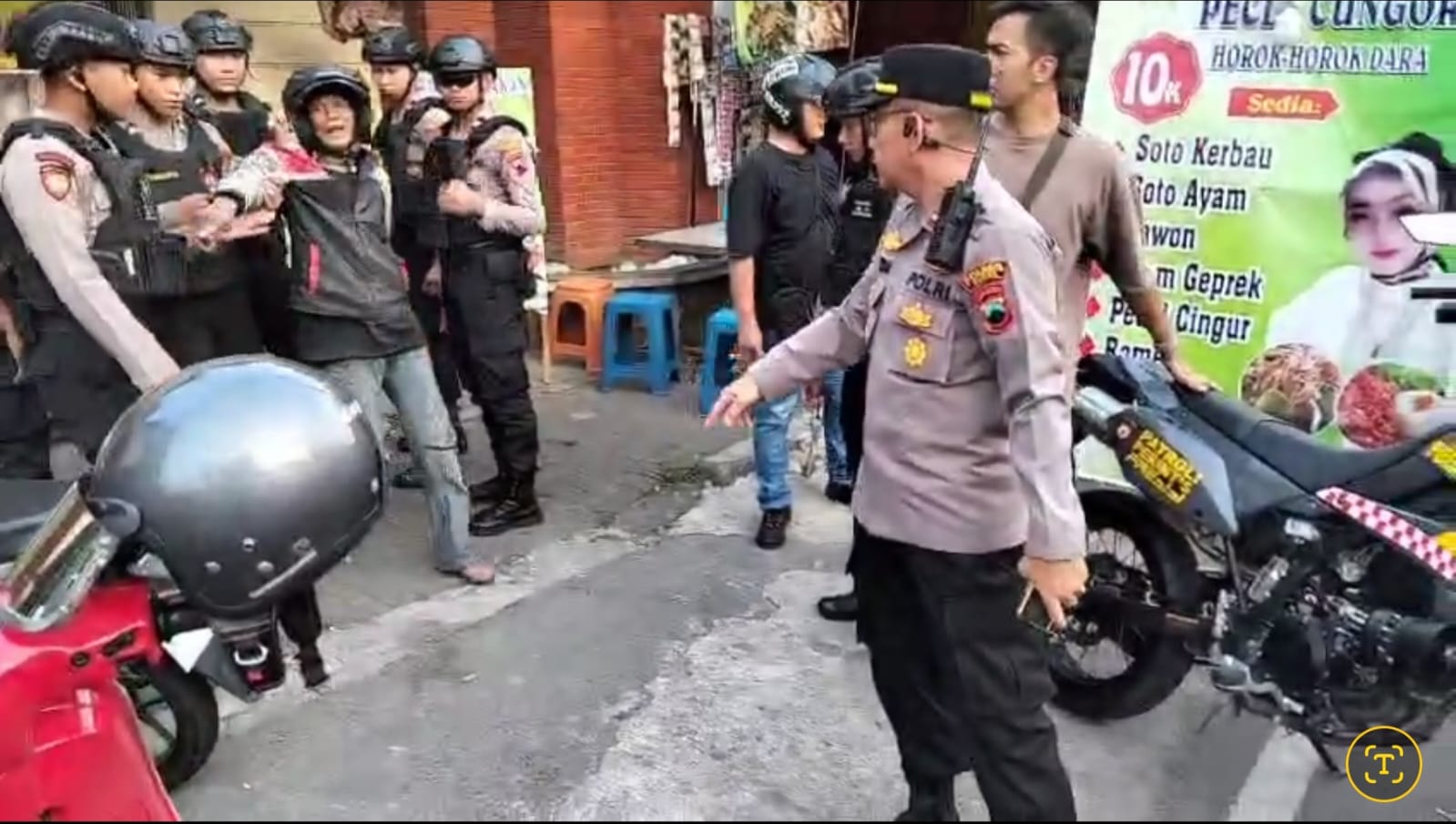 Pengamanan S (65) pria paruh baya yang mabuk hingga menabrak pengguna jalan lain oleh Polsek Kudus Kota, Sabtu (21/6)
