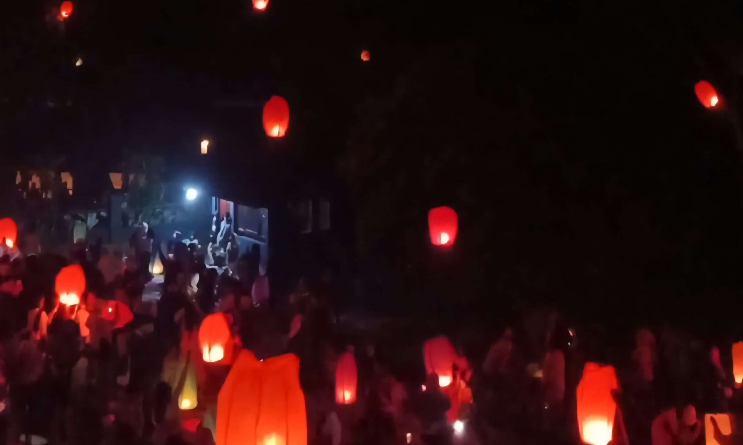 Pelepasan lampion saat Festival lampion Gedongsongo 2025 pada Sabtu (21/6) malam