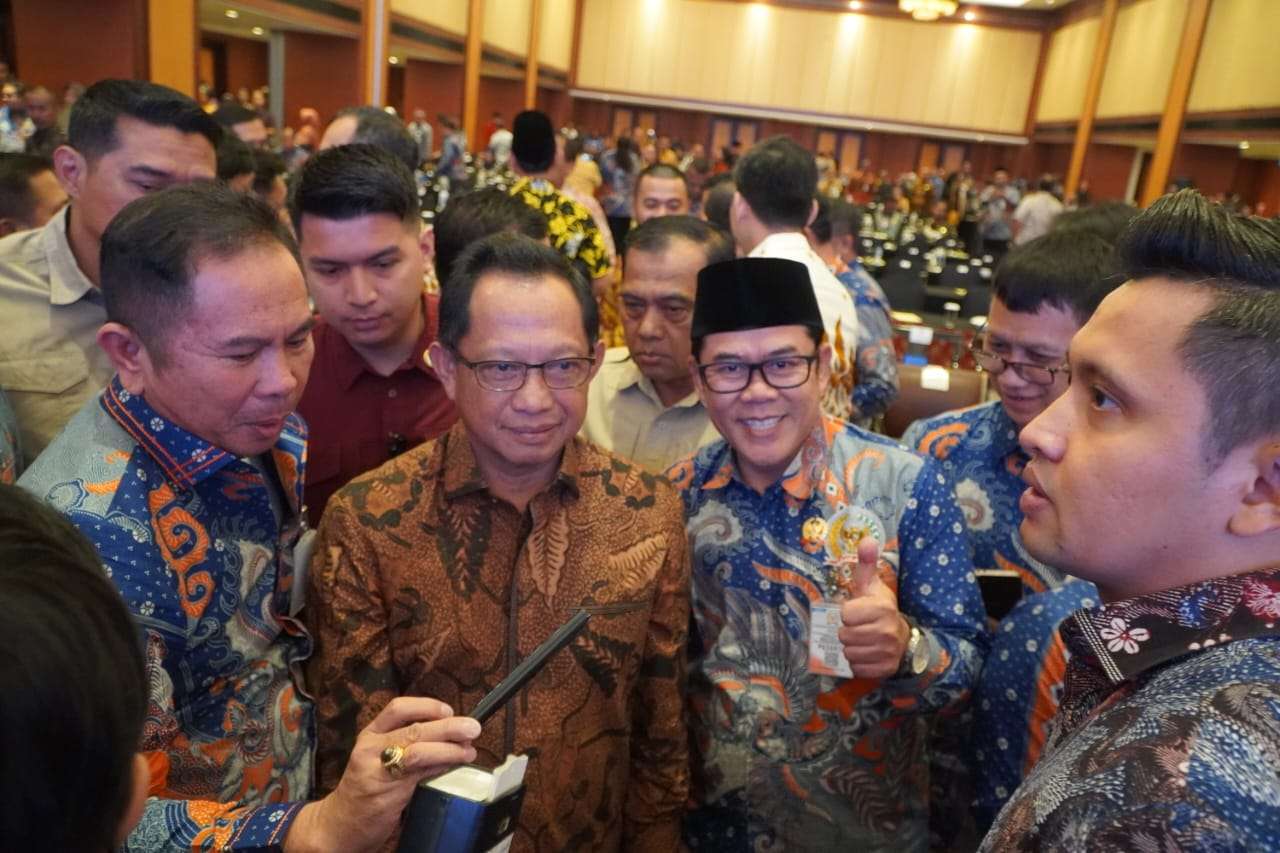 Ketua DPRD Jepara, Dr. H. Agus Sutisna, S.H., M.H. (memakai peci) resmi dipercaya sebagai Ketua Bidang Hukum dalam struktur Dewan Pengurus Nasional Asosiasi DPRD Kabupaten Seluruh Indonesia (ADKASI) periode 2025–2030
