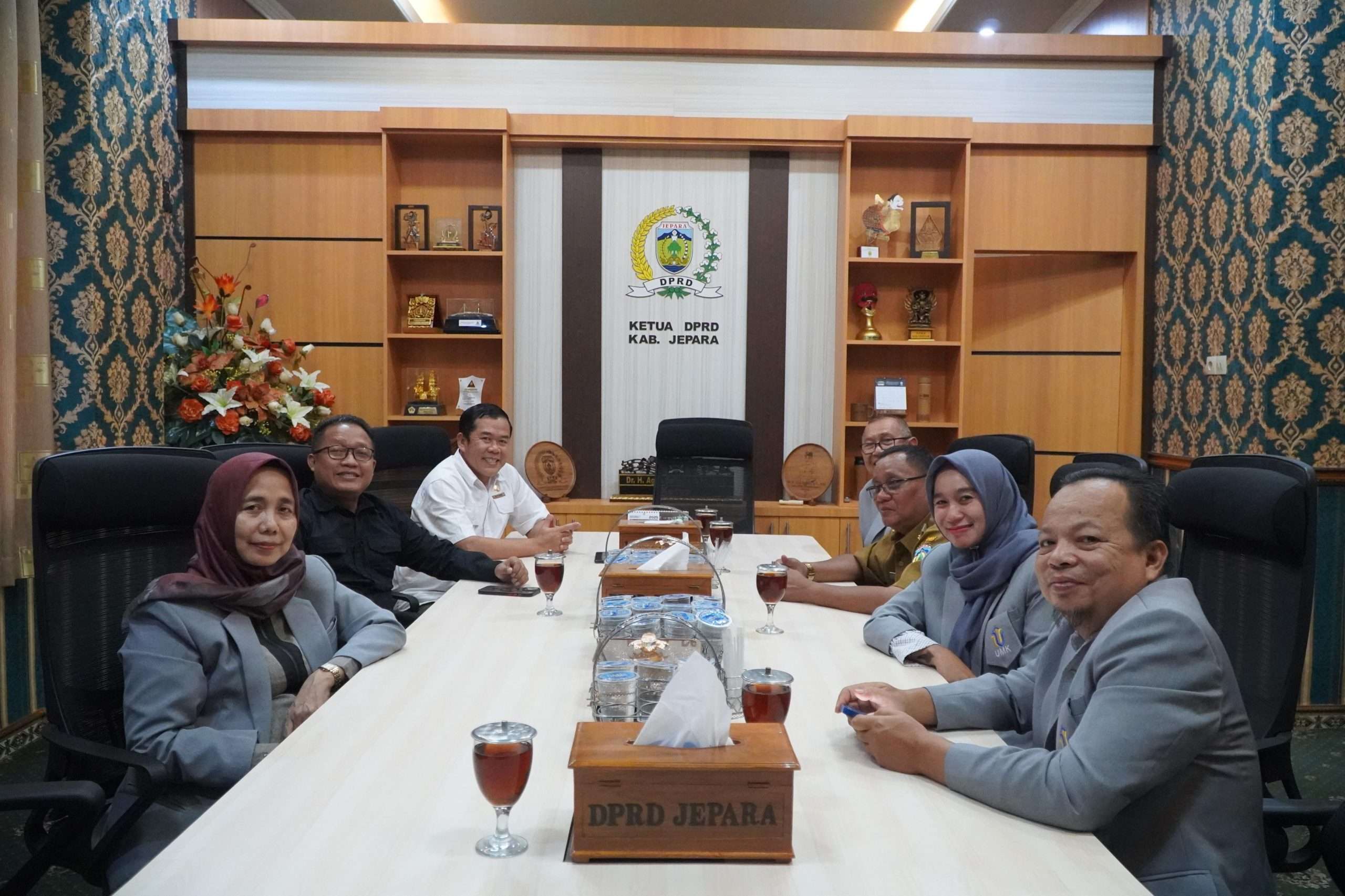 Ketua DPRD Kabupaten Jepara, Agus Sutisna menyambutbkunjungan jajaran pimpinan program pasca sarjana UMKM pada Senin (23/6/25), di ruang kerjanya