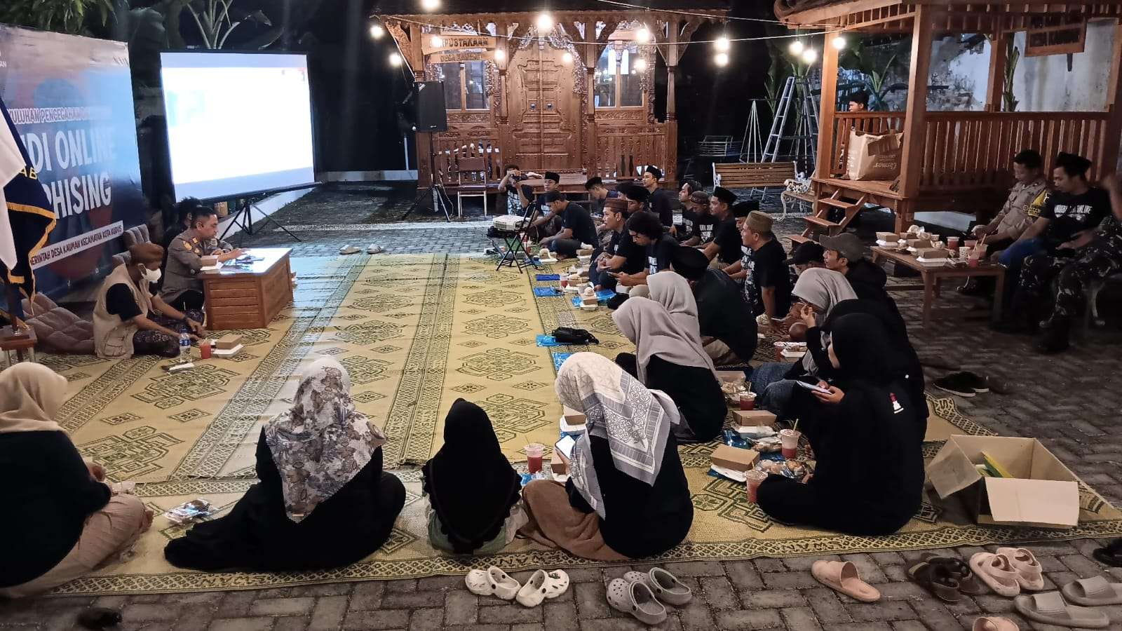 penyuluhan pencegahan dan bahaya judi online dan phising yang dilaksanakan oleh Polsek Kudus Kota menggandeng Pemdes Kauman, Senin malam (24/6/2025) di Kawasan Menara Kudus.