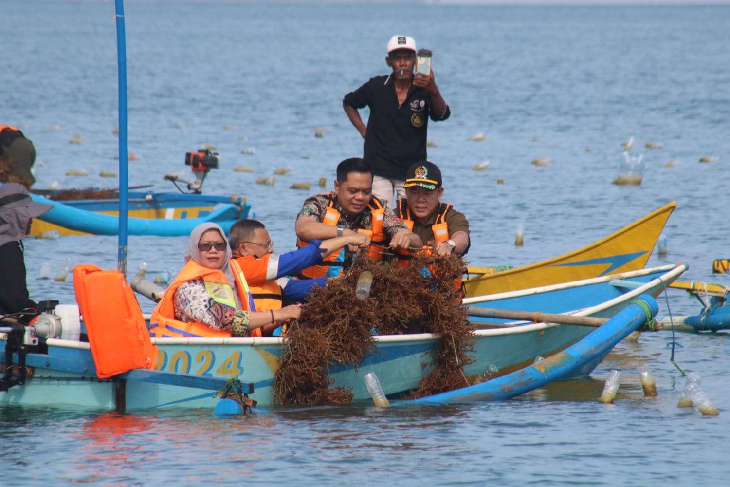 Panen ratusan ton rumput laut jenis Eucheuma cottonii di Desa Bondo, Kecamatan Bangsri, Kabupaten Jepara, Kamis (26/6/2025)