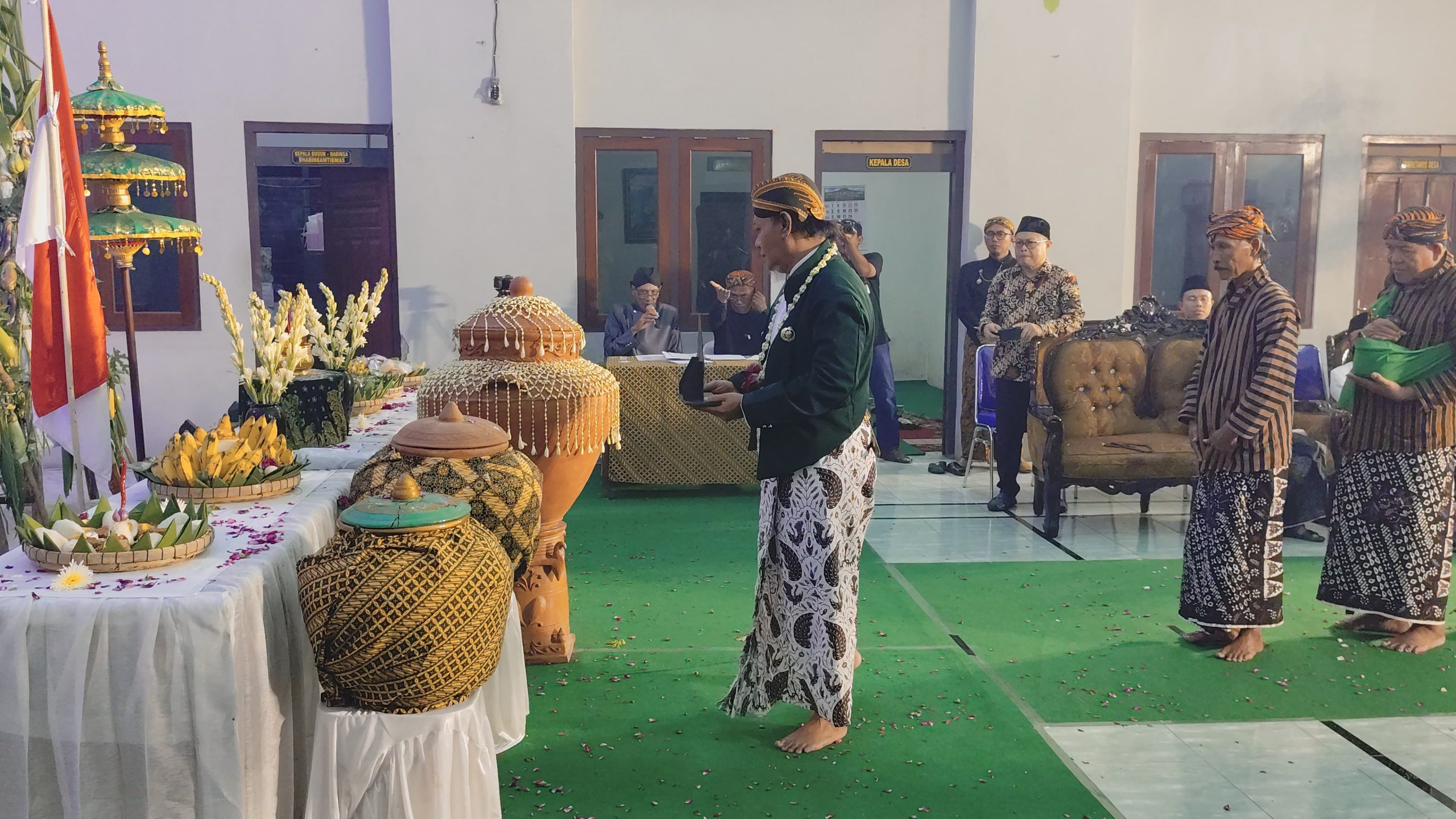 prosesi budaya Tetesing Suci Wiyosaning Leluhur, Tirto Suci Saking Punden pada Kamis malam, 26 Juni 2025