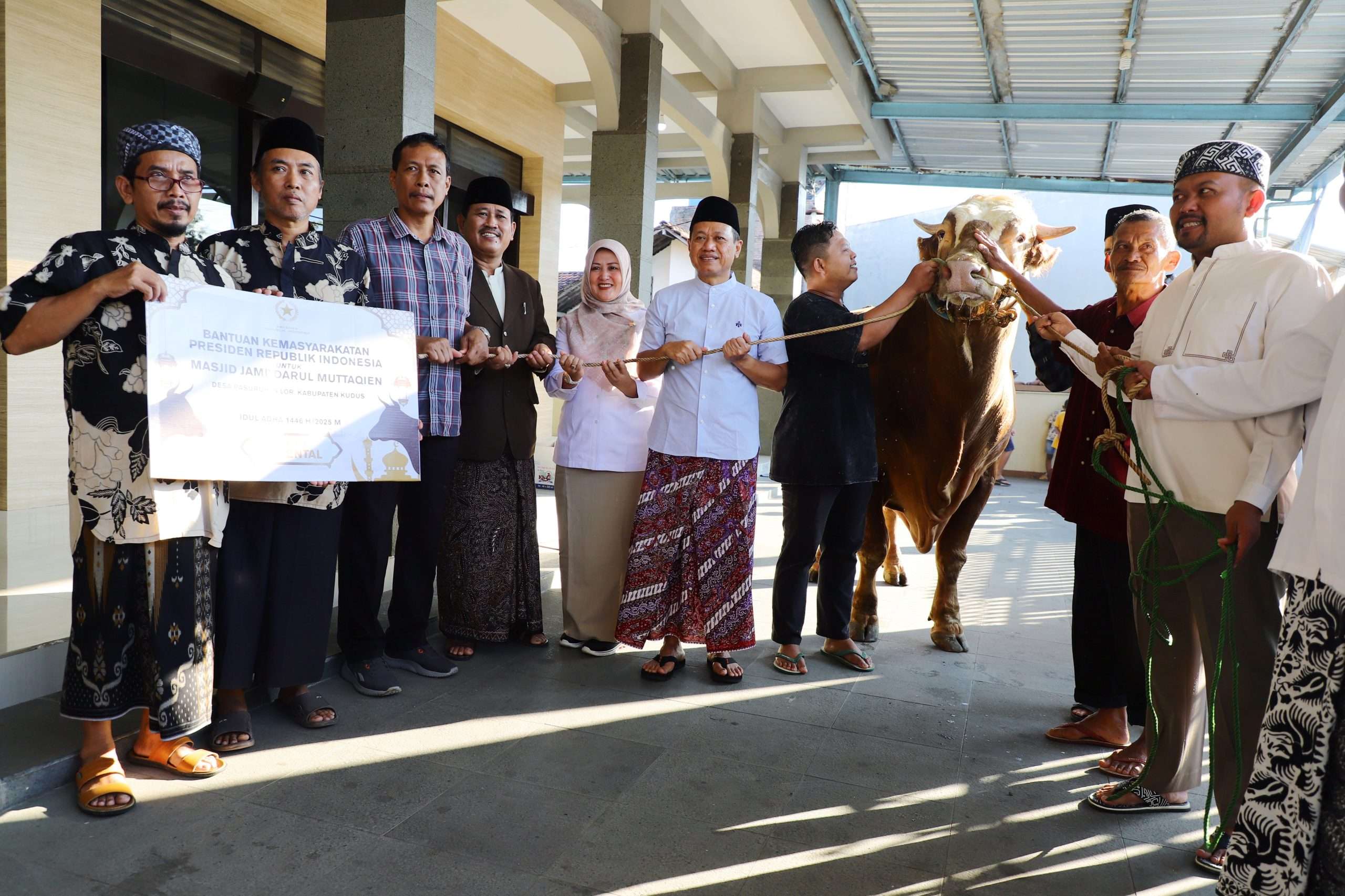 Penyerahan sapi kurban Prabowo secara simbolis oleh Bupati Kudus Sam'ani Intakoris di Masjid Darul Muttaqien, Desa Pasuruhan Lor, pada Sabtu (7/6/2025).