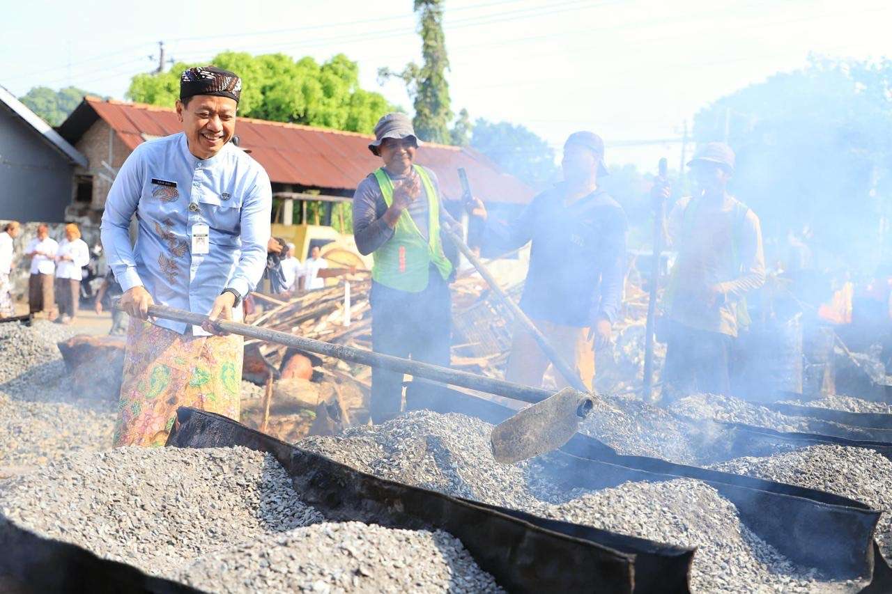 Bupati Kudus Sam'ani Intakoris saat meninjau aktivitas Tim Saber Jalan pada Kamis (12/6/2025) di Dinas Pekerjaan Umum dan Penataan Ruang (PUPR) Kabupaten Kudus