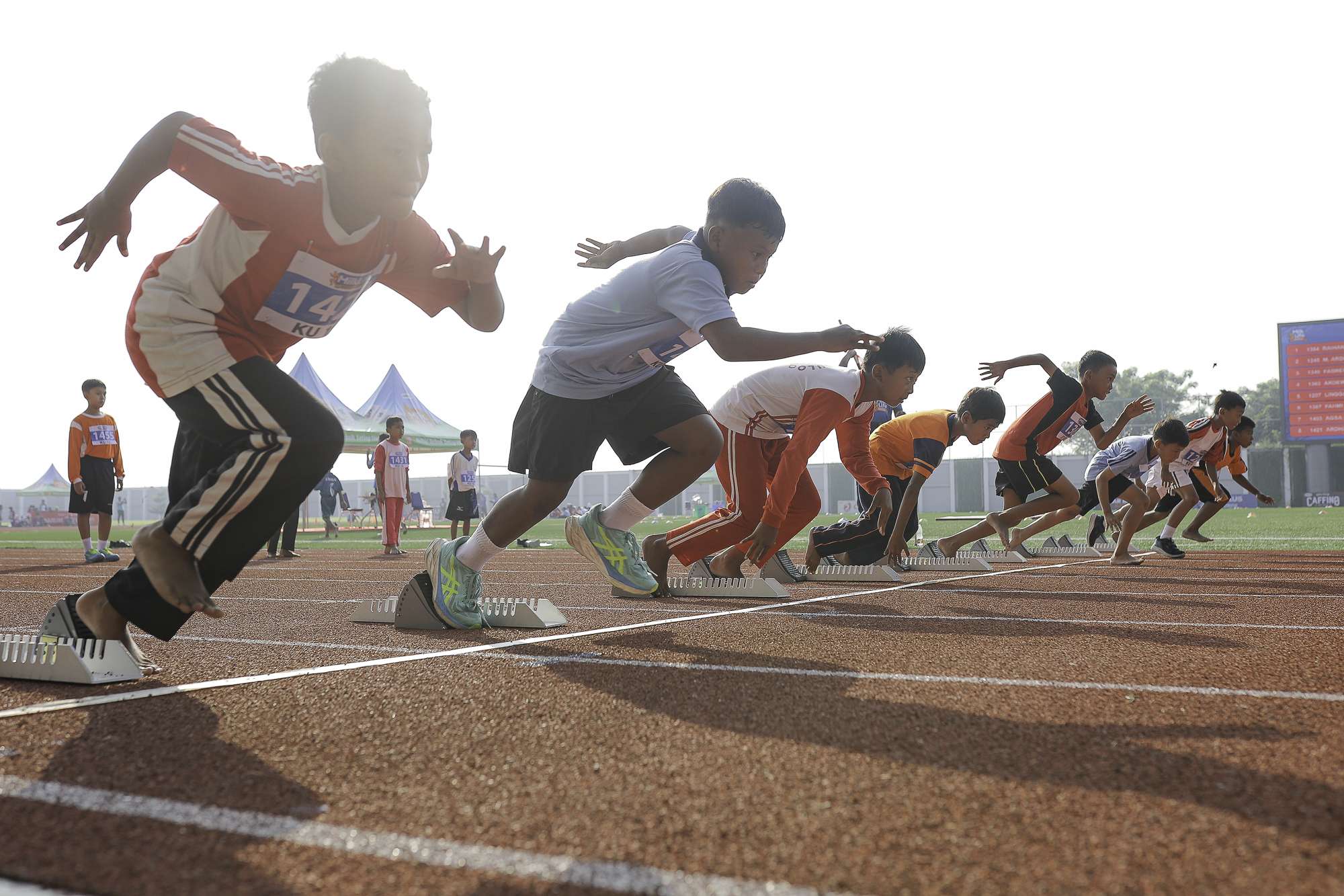 Para peserta lari 60 meter dalam MilkLife Athletics Challenge Seri 1 2025 menunjukkan peforma lari dari garis start