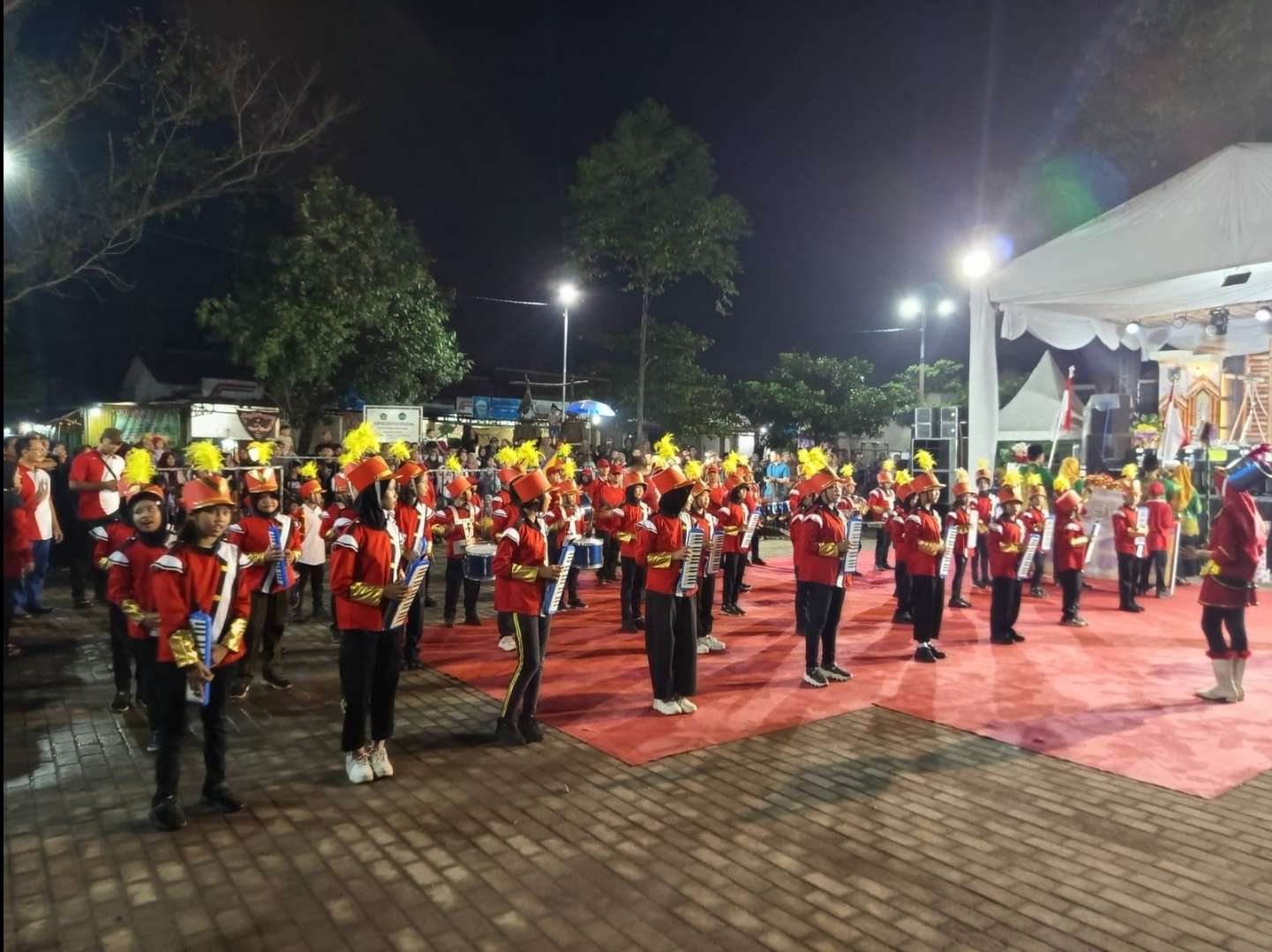Penampilan drum band anak-anak dalam Kirab Lentog Tanjung yang digelar pada Sabtu malam (31/5/2025).